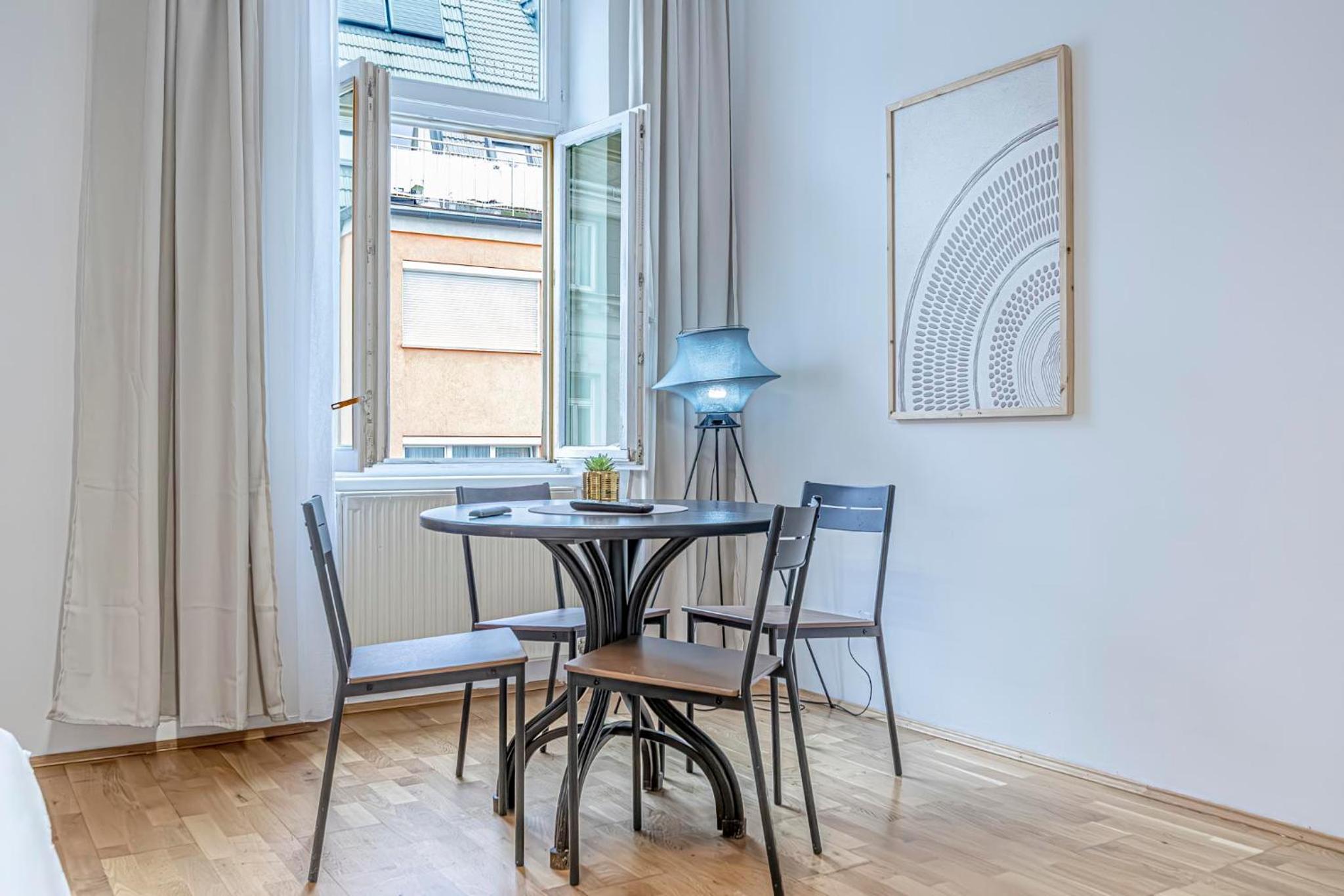 Comfortable 2BR Apt Next to Vienna Vibrant Center