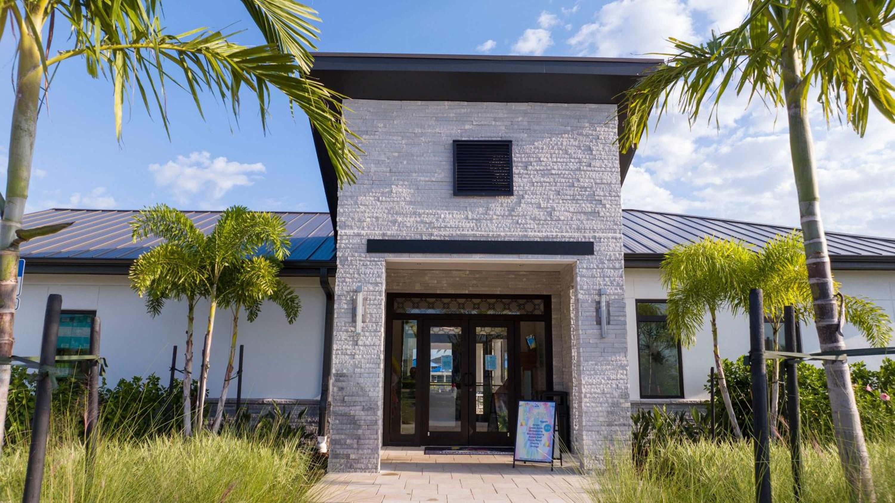 1112 Luxurious Champions Gate Family Townhouse with Private Pool & Theme Park Access