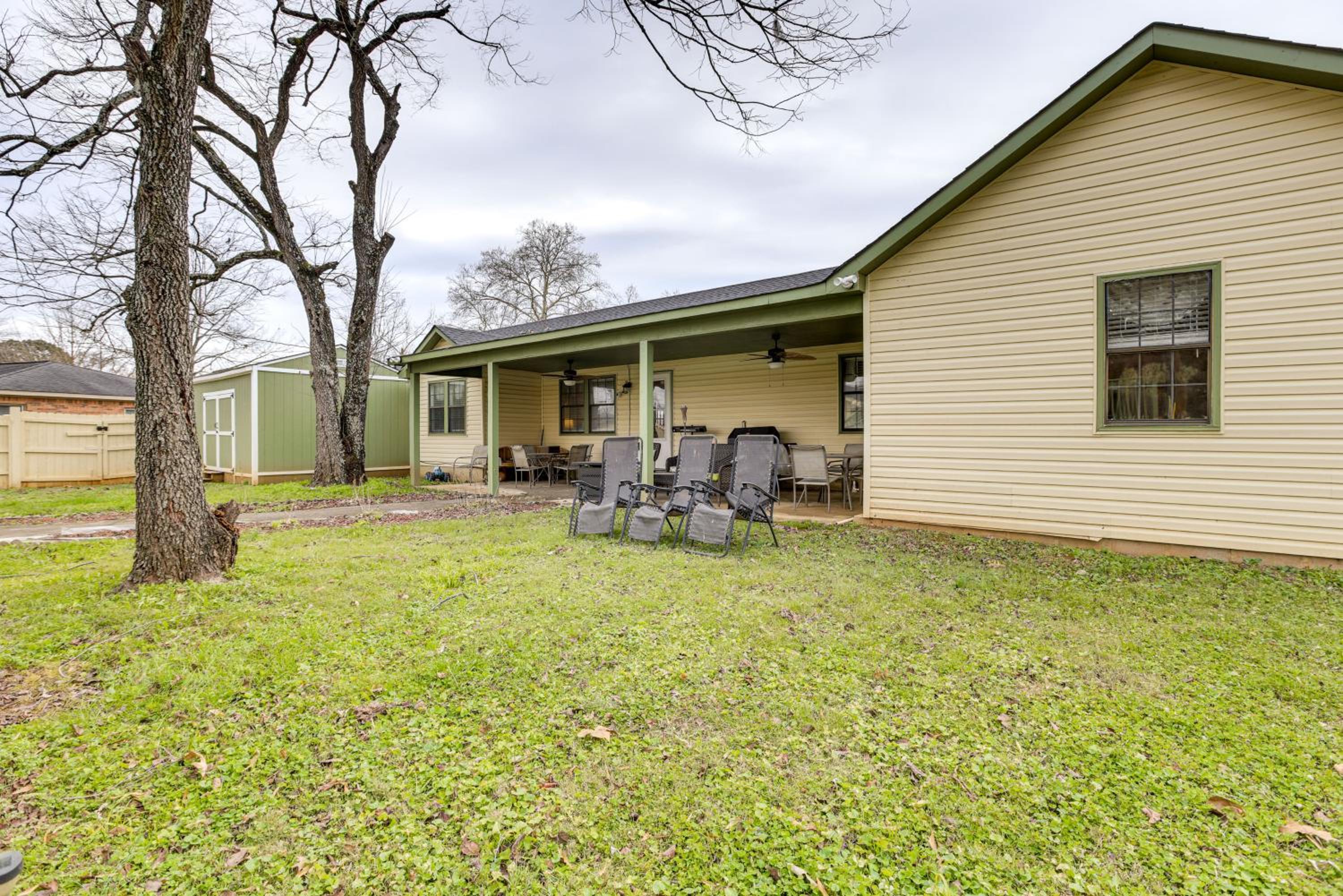 Pool and Large Covered Patio! Decatur Family Getaway