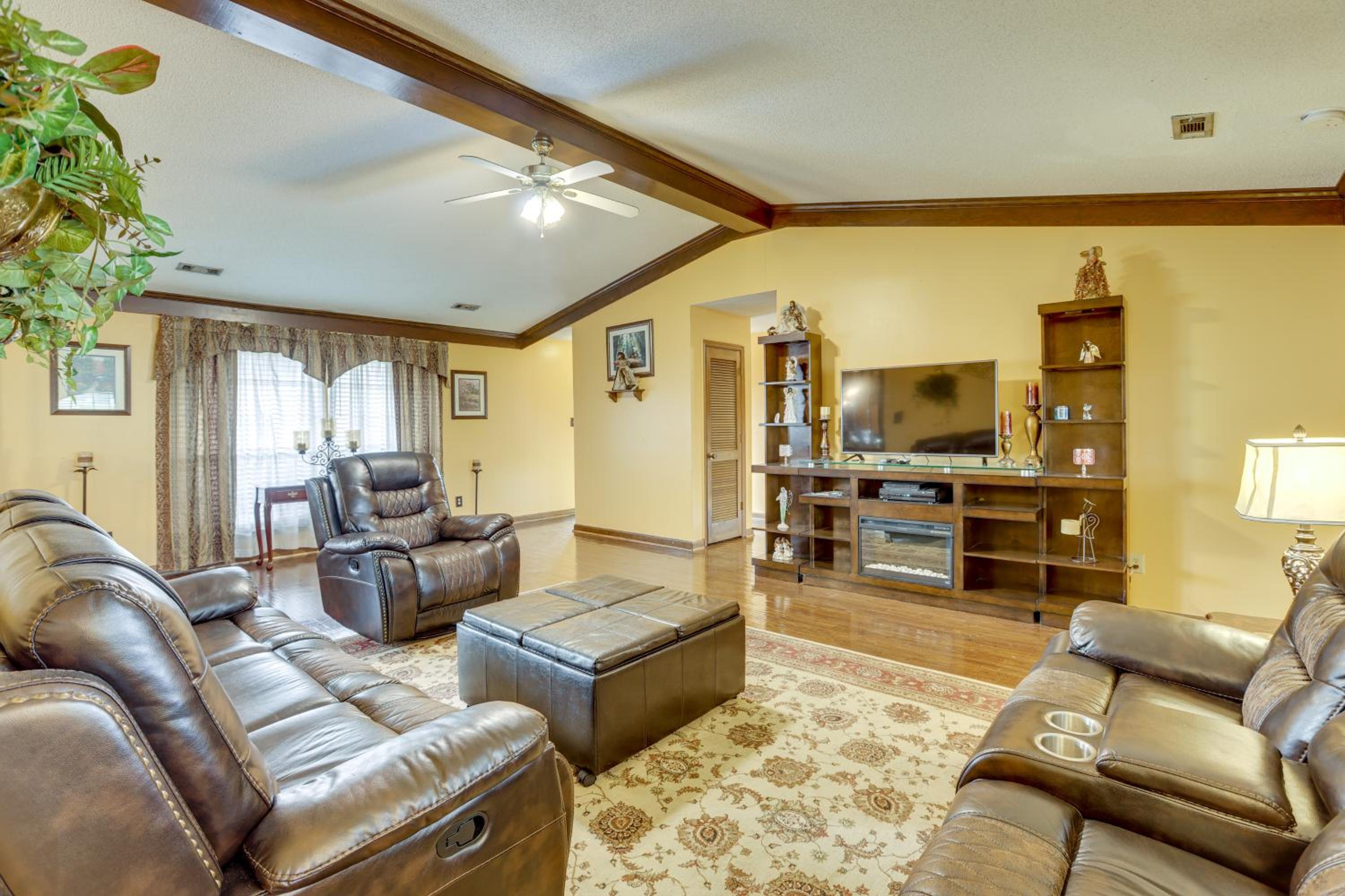Pool and Large Covered Patio! Decatur Family Getaway
