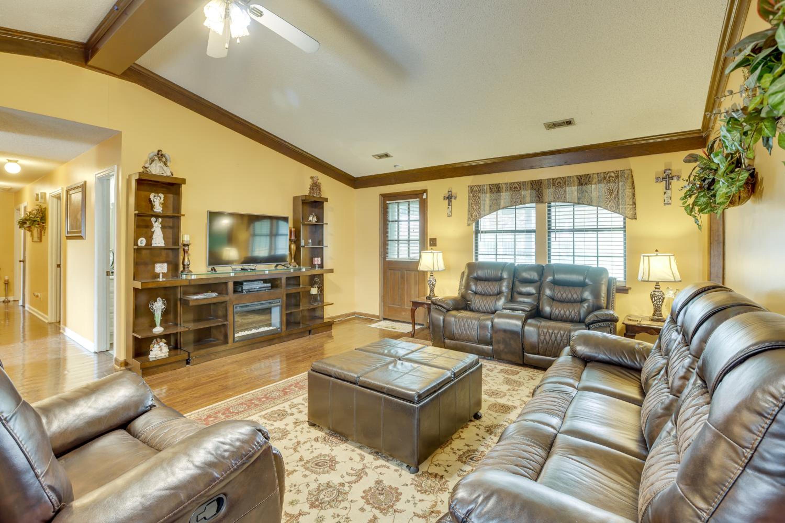Pool and Large Covered Patio! Decatur Family Getaway