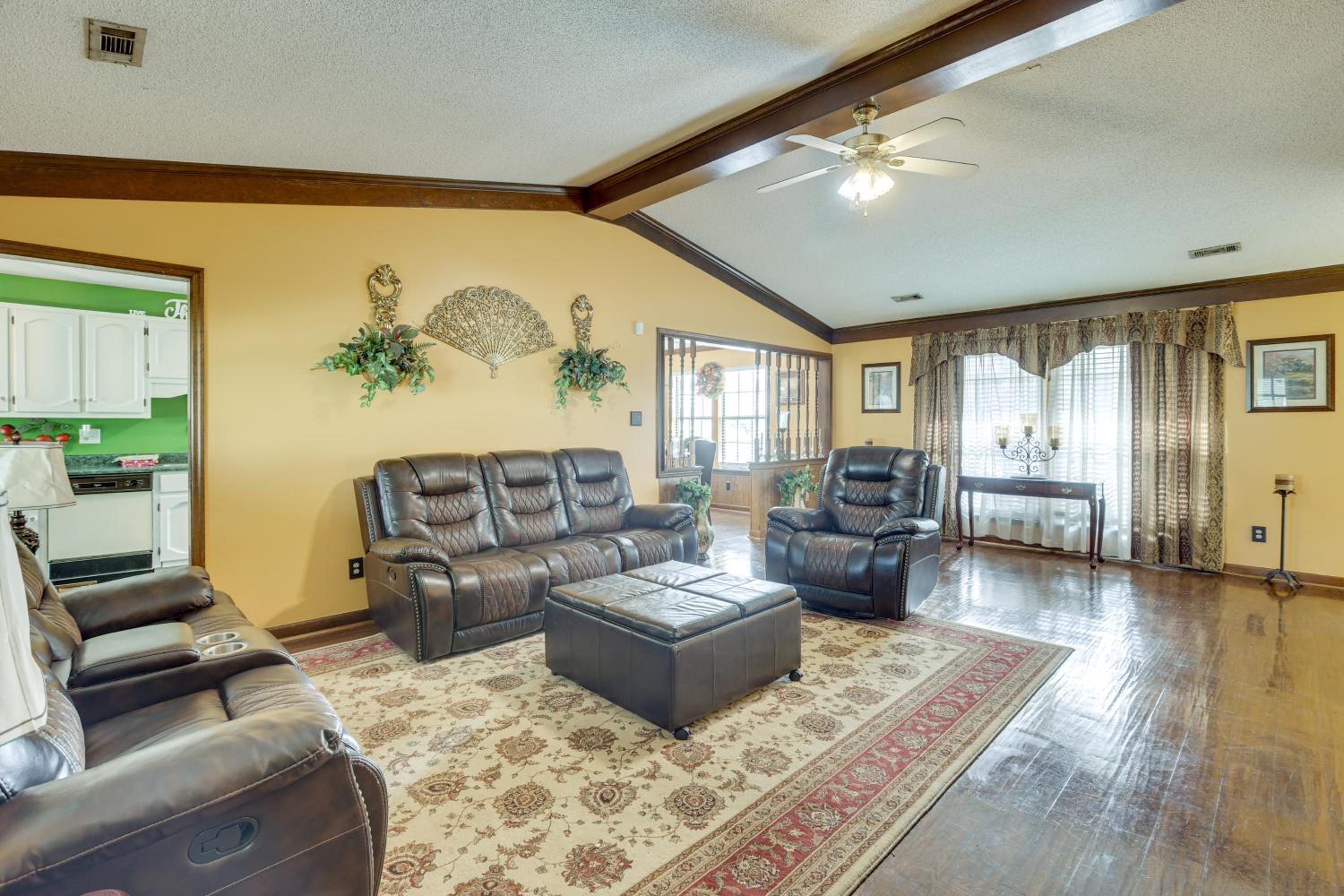 Pool and Large Covered Patio! Decatur Family Getaway