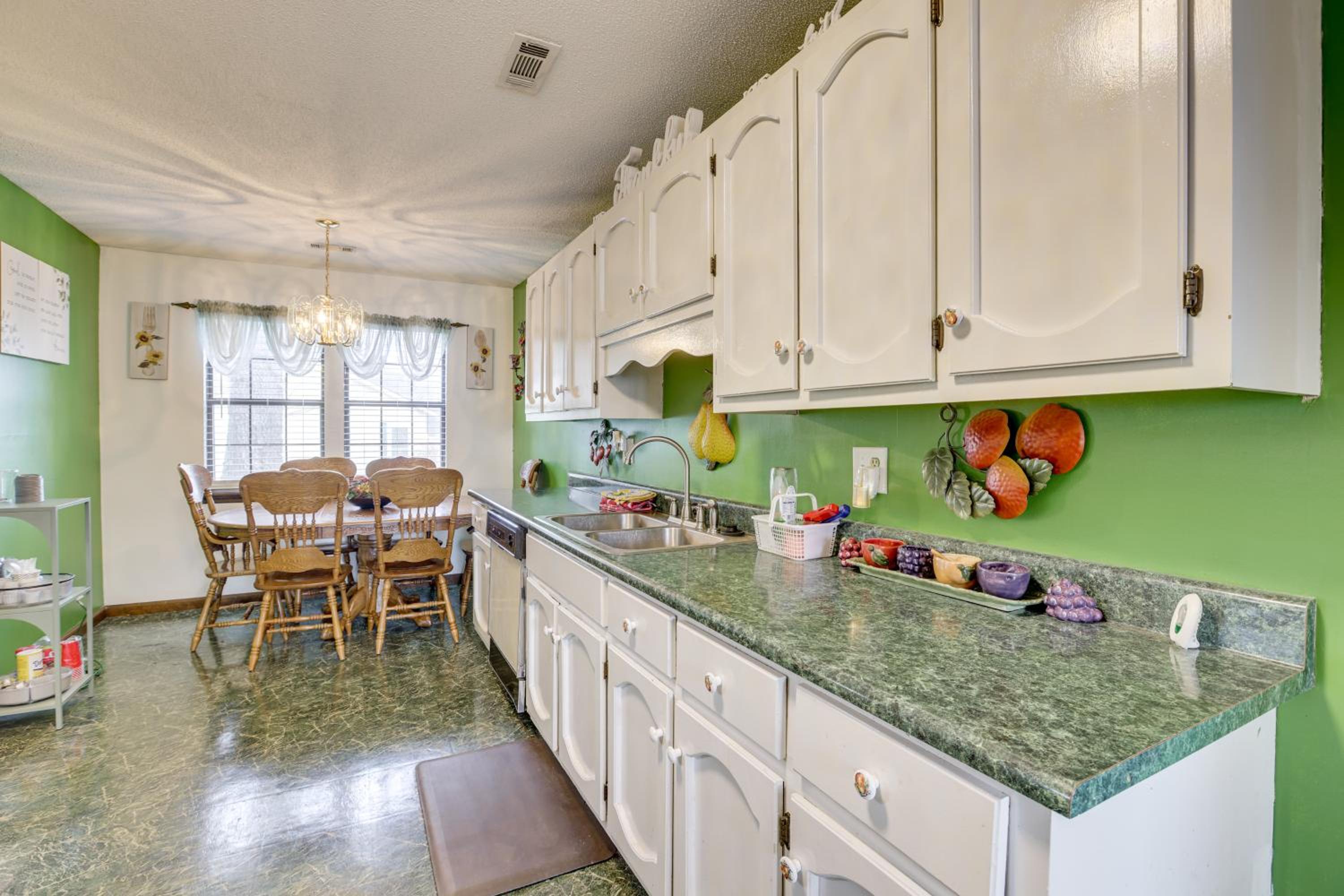 Pool and Large Covered Patio! Decatur Family Getaway