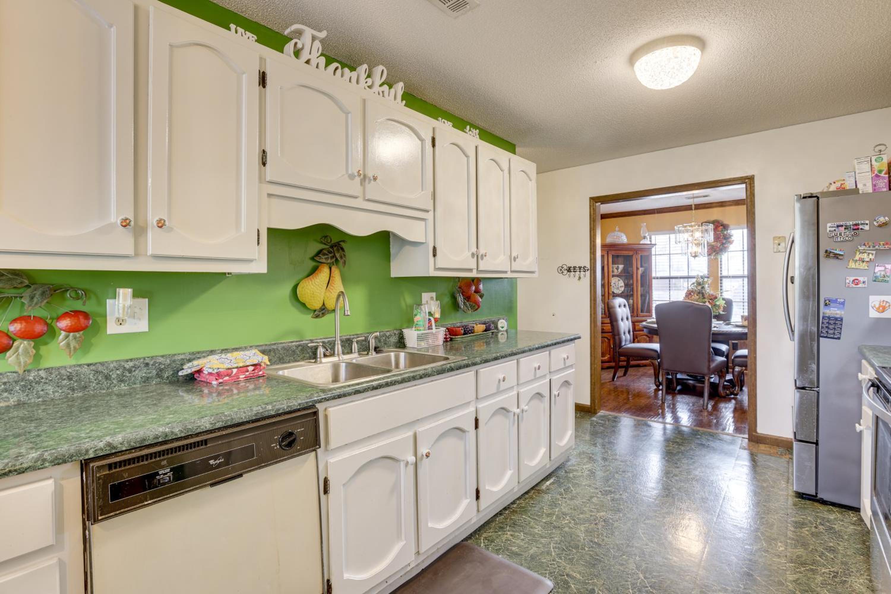 Pool and Large Covered Patio! Decatur Family Getaway