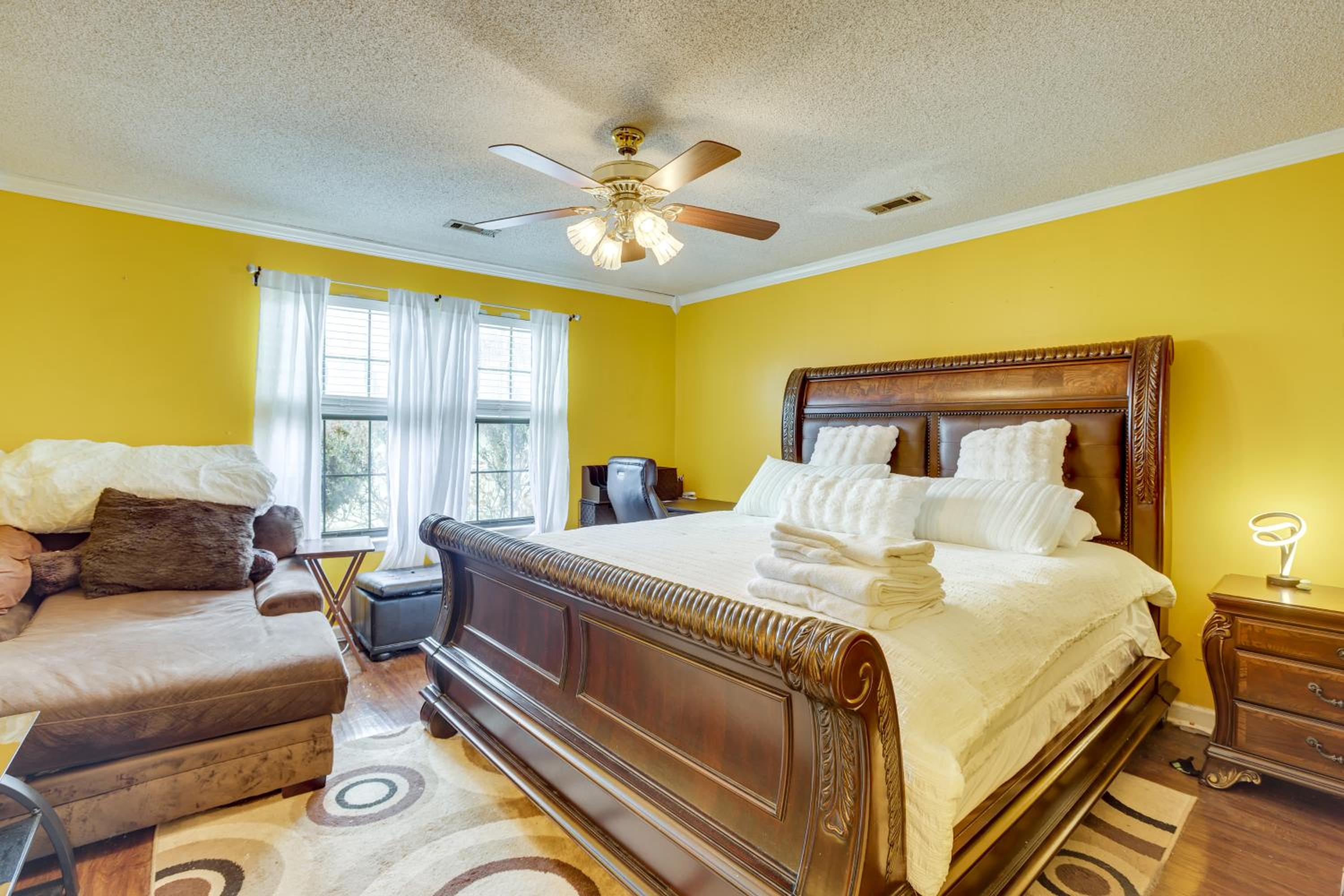 Pool and Large Covered Patio! Decatur Family Getaway