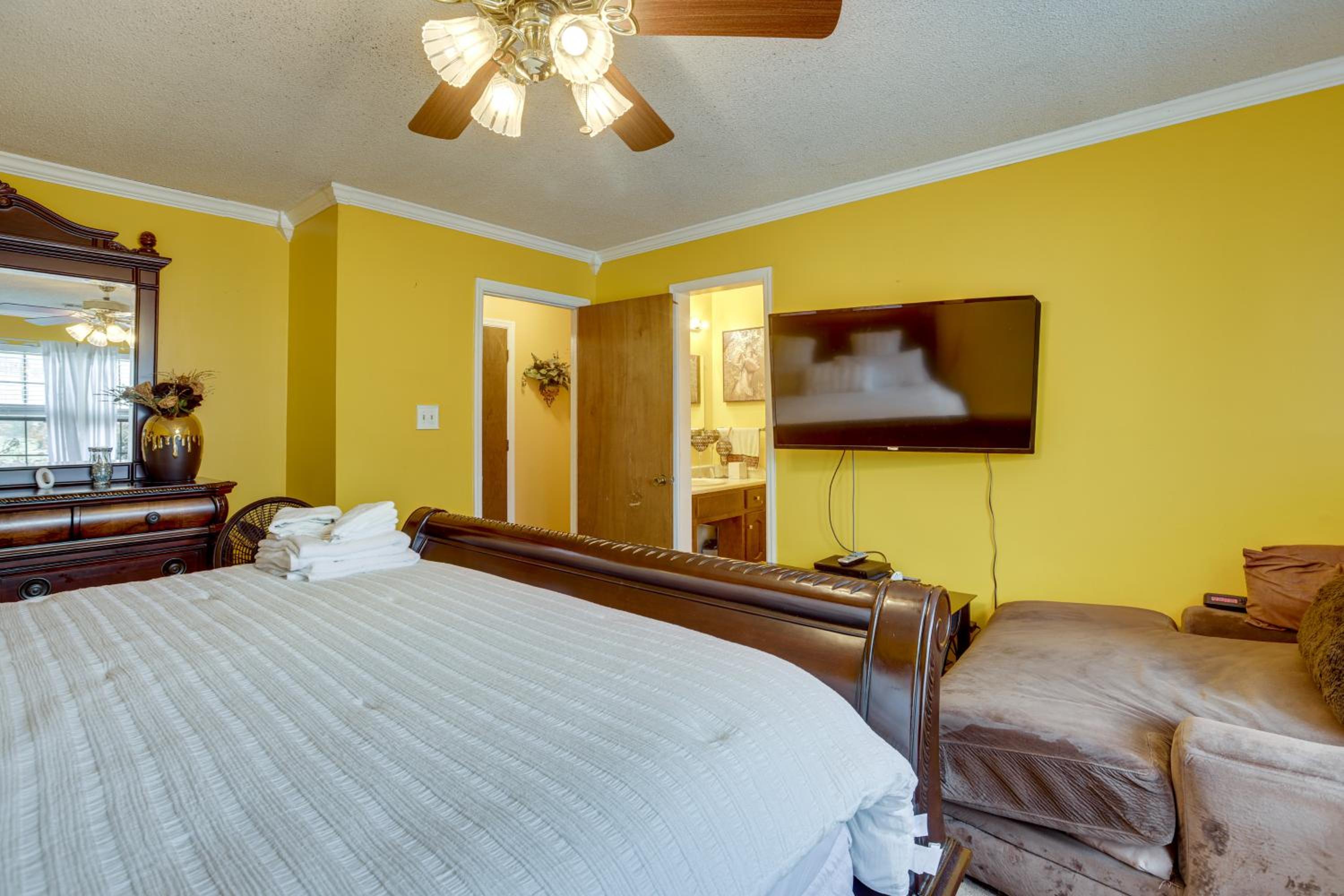 Pool and Large Covered Patio! Decatur Family Getaway