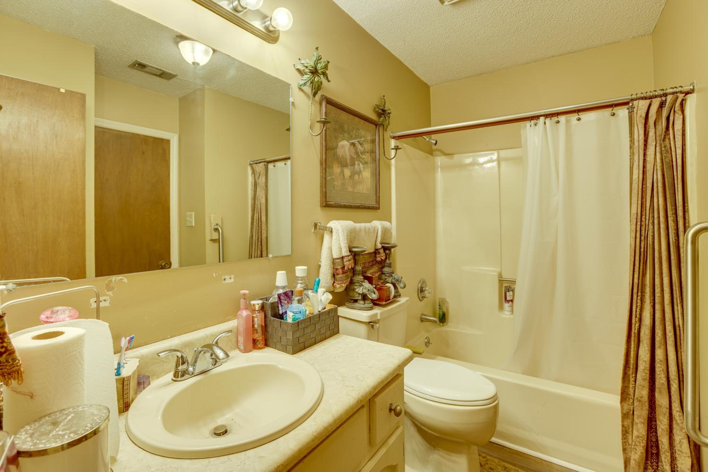 Pool and Large Covered Patio! Decatur Family Getaway