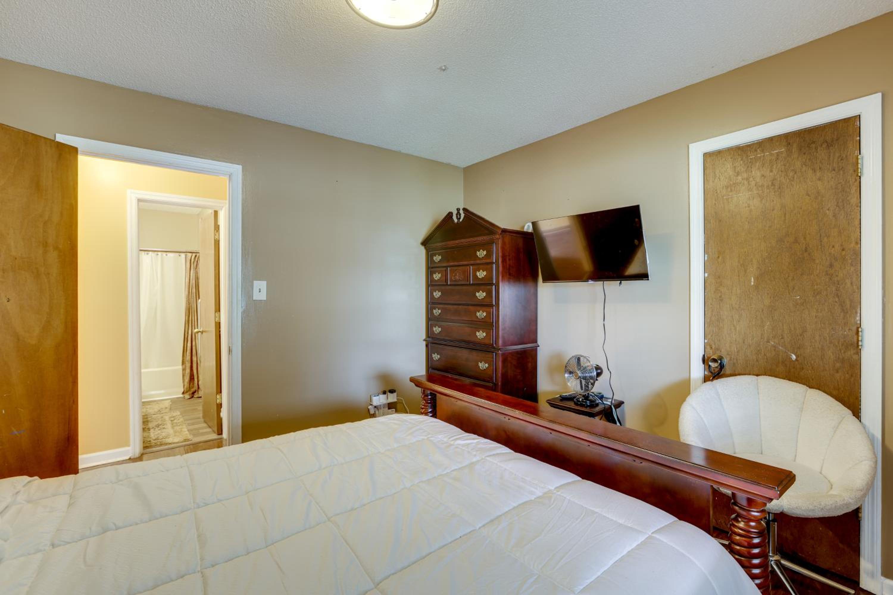 Pool and Large Covered Patio! Decatur Family Getaway
