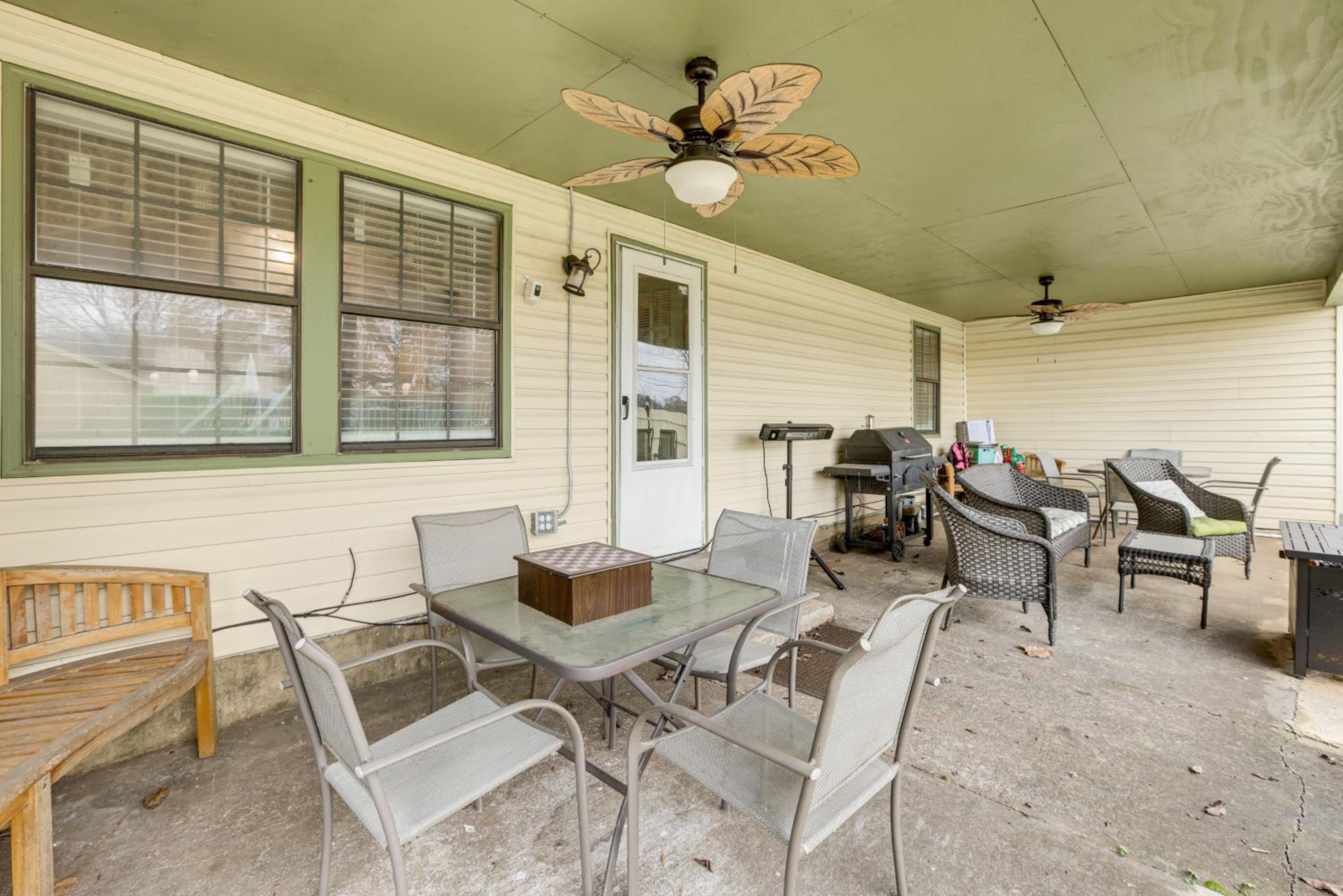 Pool and Large Covered Patio! Decatur Family Getaway