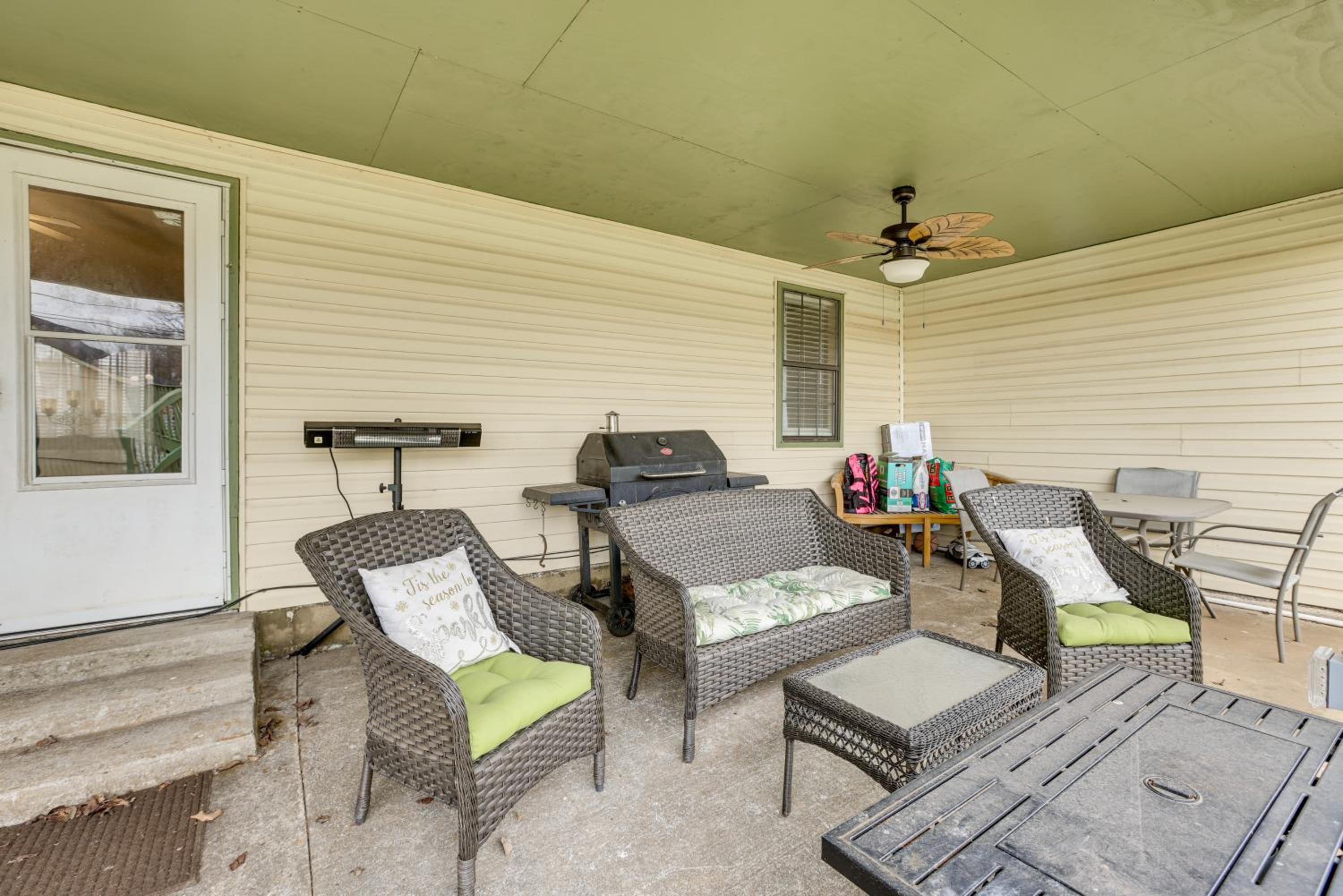 Pool and Large Covered Patio! Decatur Family Getaway