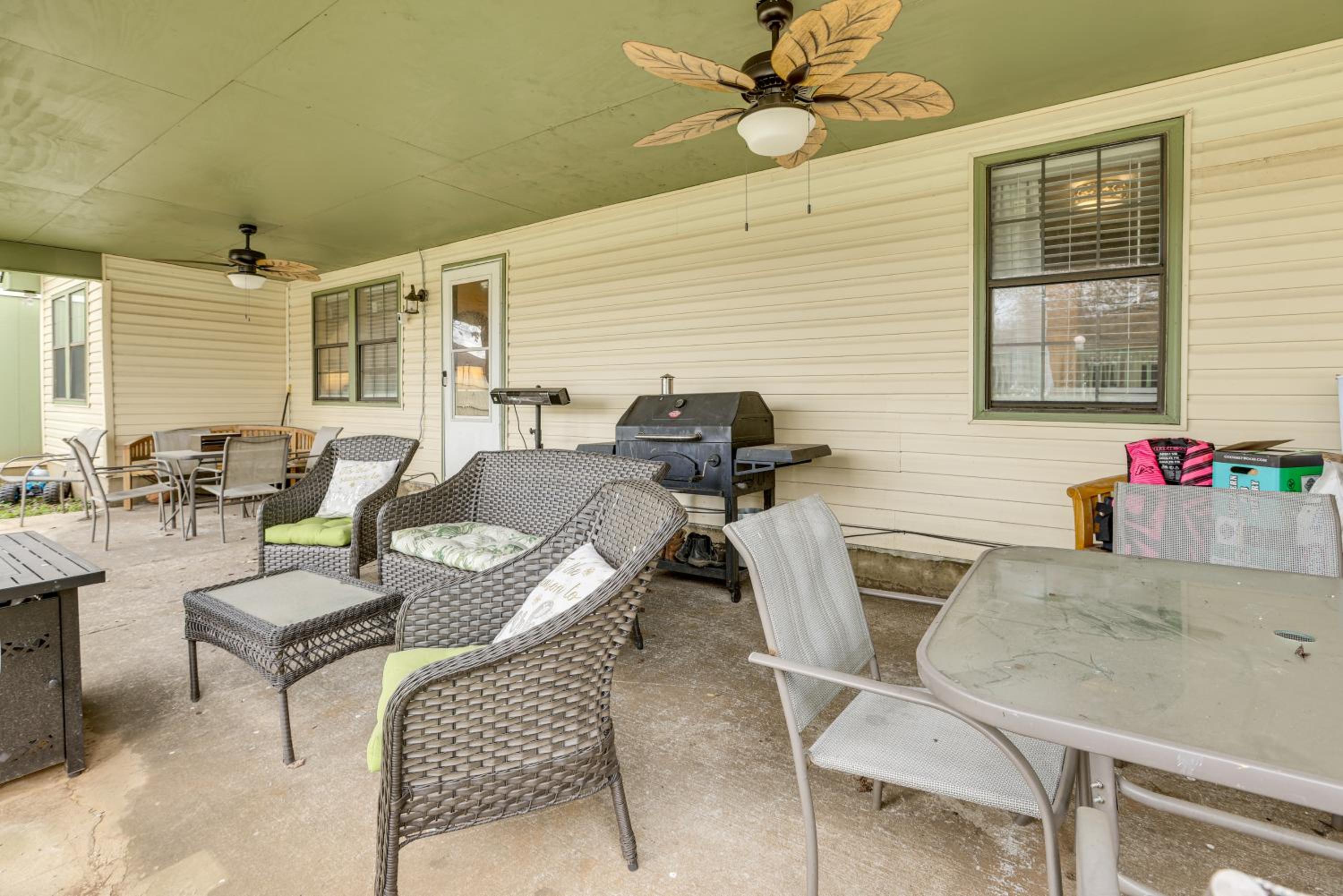 Pool and Large Covered Patio! Decatur Family Getaway