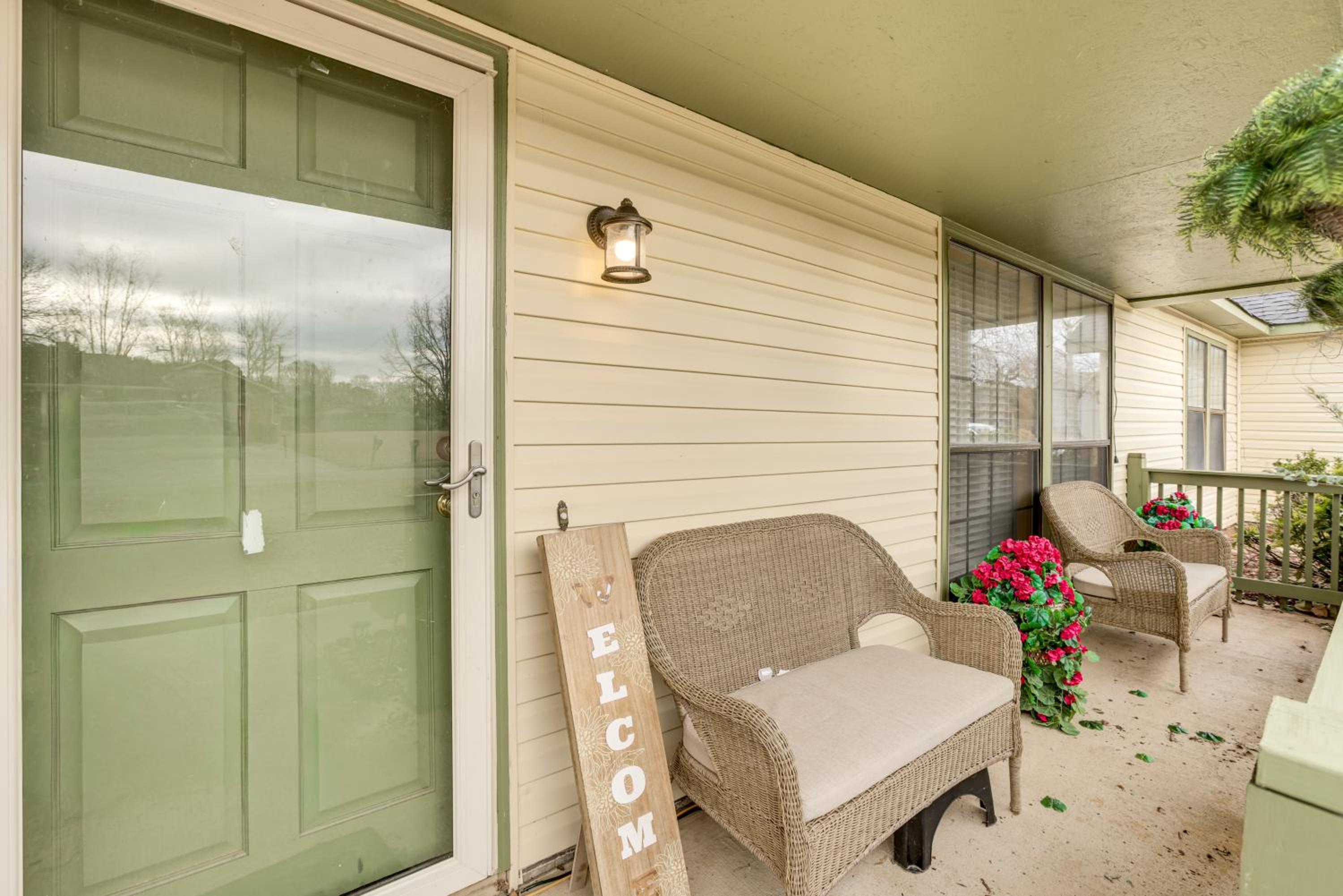 Pool and Large Covered Patio! Decatur Family Getaway