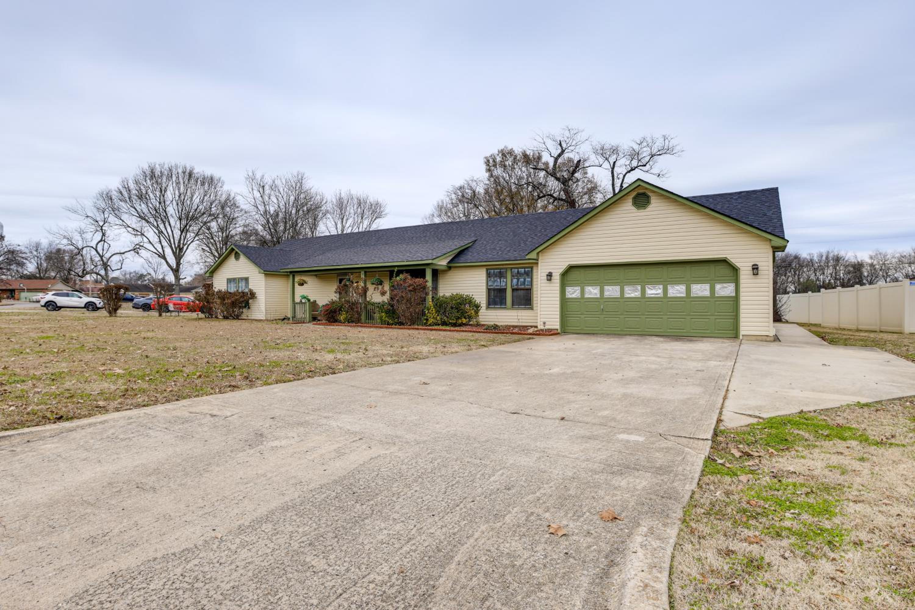Pool and Large Covered Patio! Decatur Family Getaway