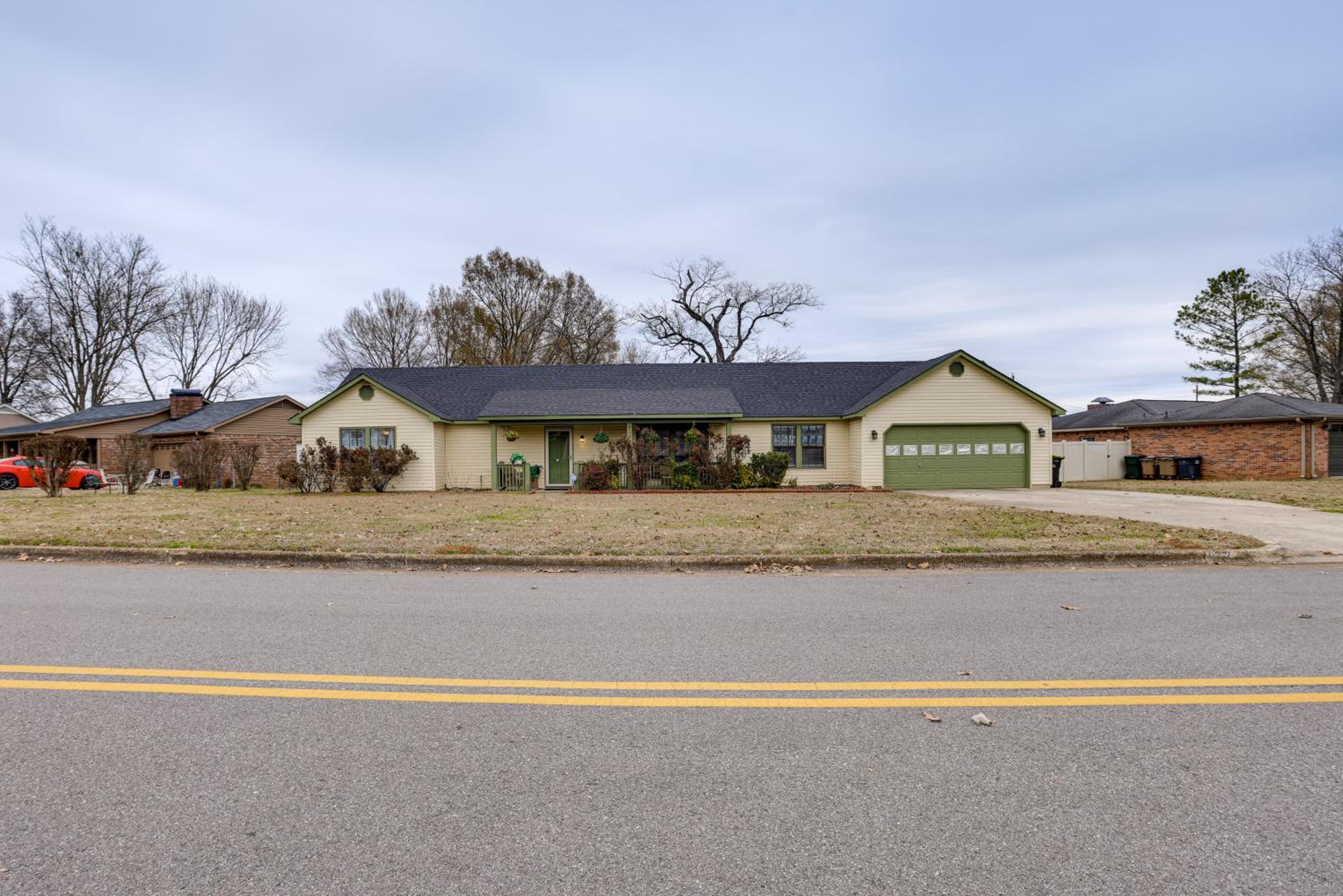 Pool and Large Covered Patio! Decatur Family Getaway