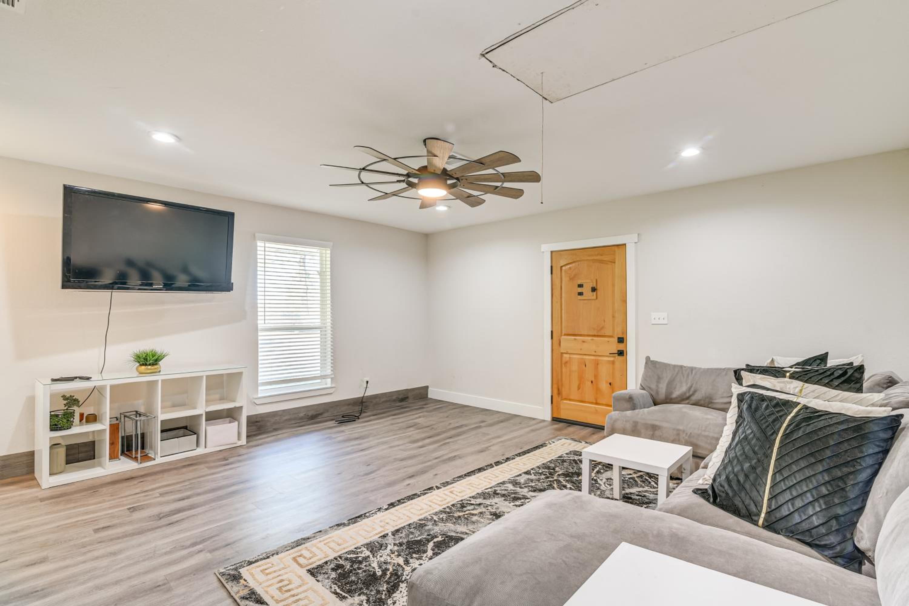 Family-Friendly Home on 2 Acres Near Dtwn Houston