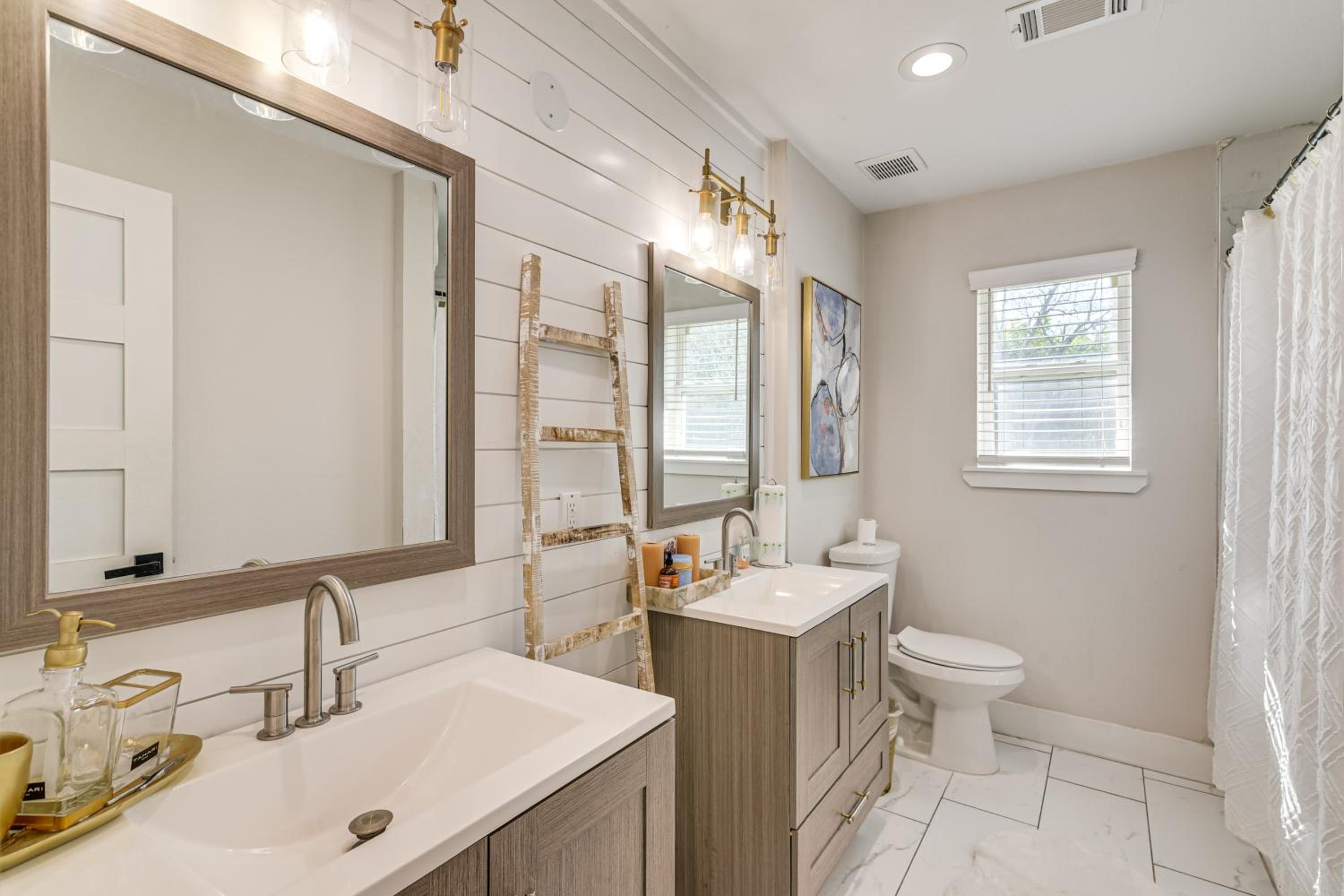 Family-Friendly Home on 2 Acres Near Dtwn Houston