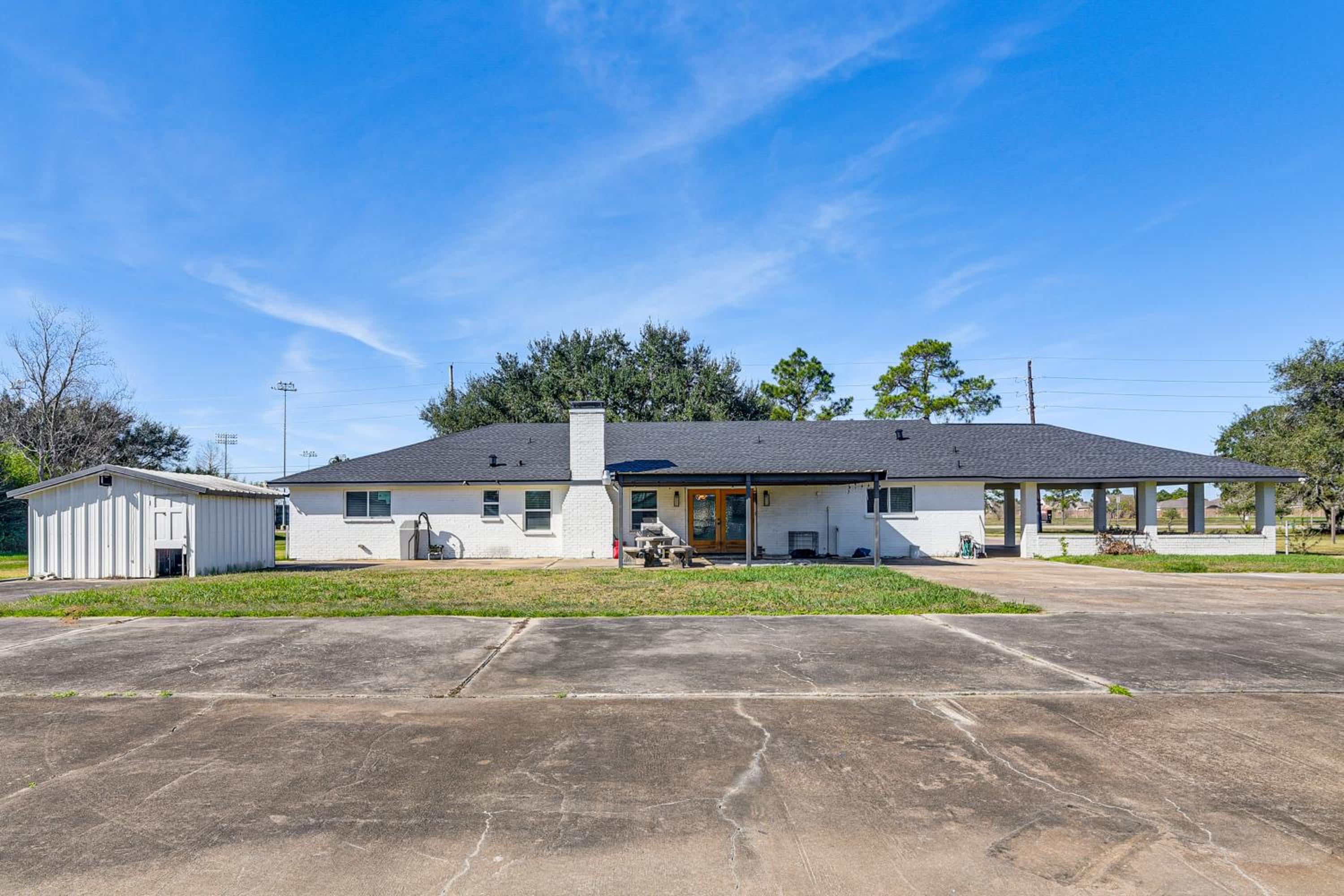 Family-Friendly Home on 2 Acres Near Dtwn Houston