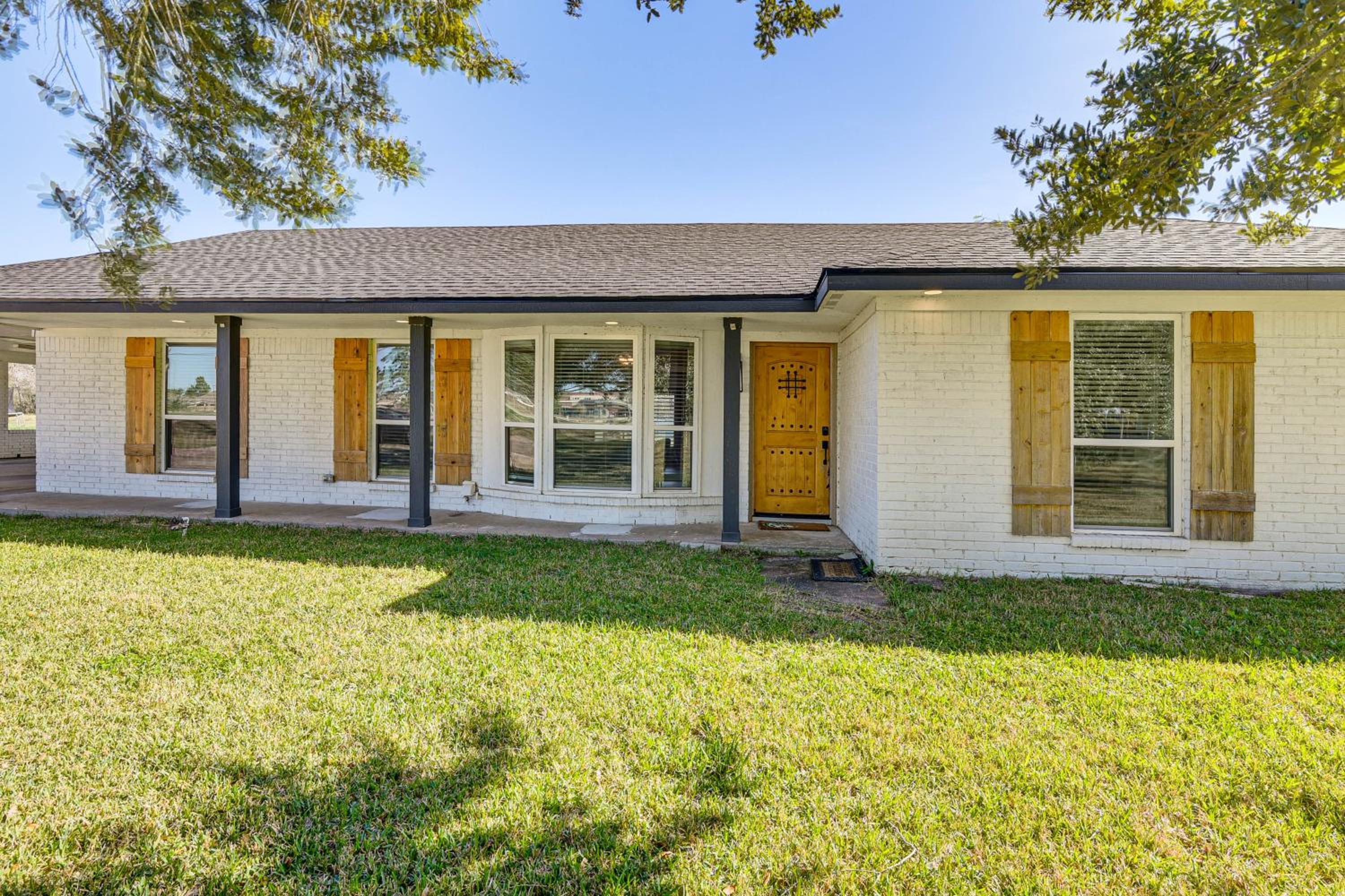 Family-Friendly Home on 2 Acres Near Dtwn Houston