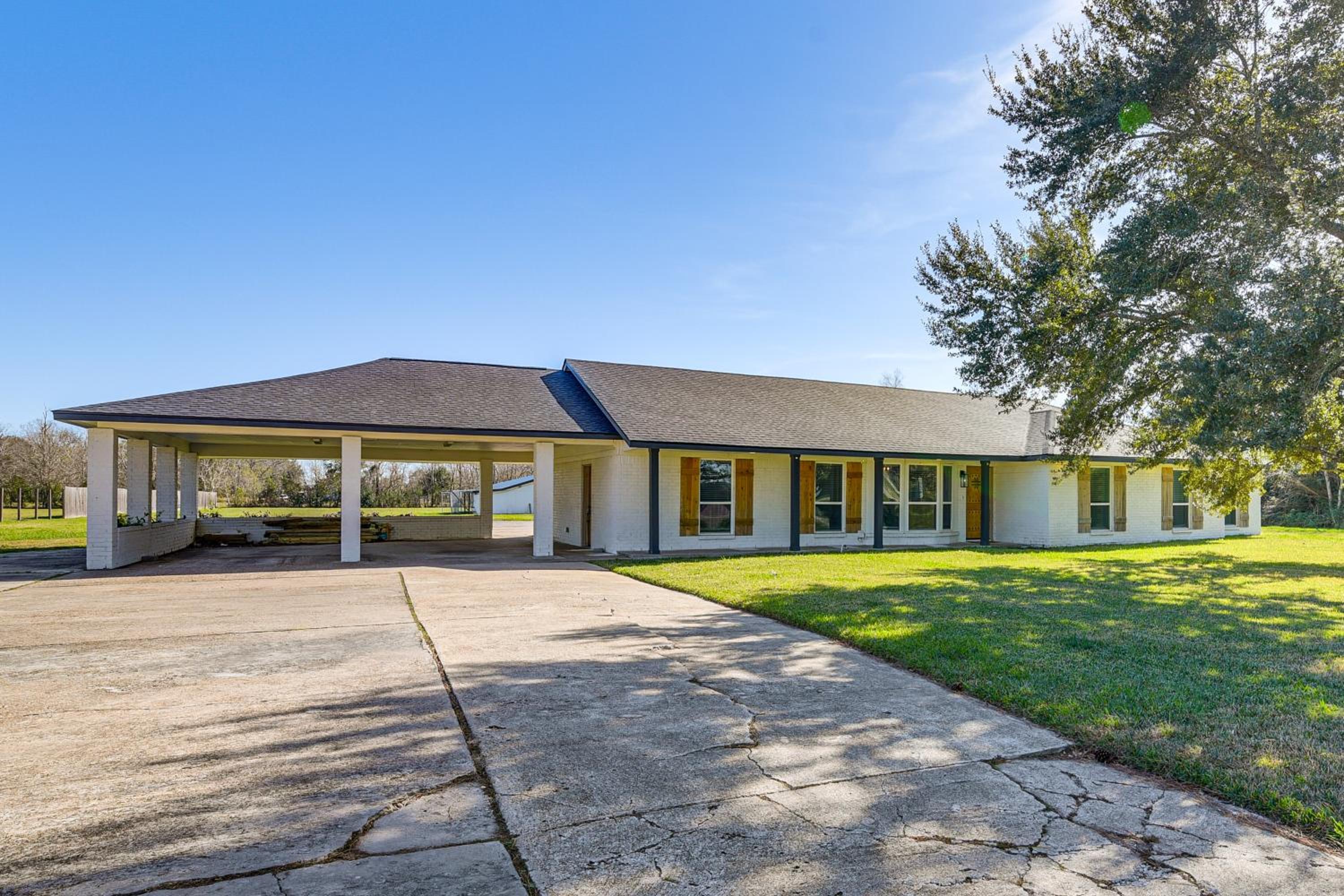 Family-Friendly Home on 2 Acres Near Dtwn Houston