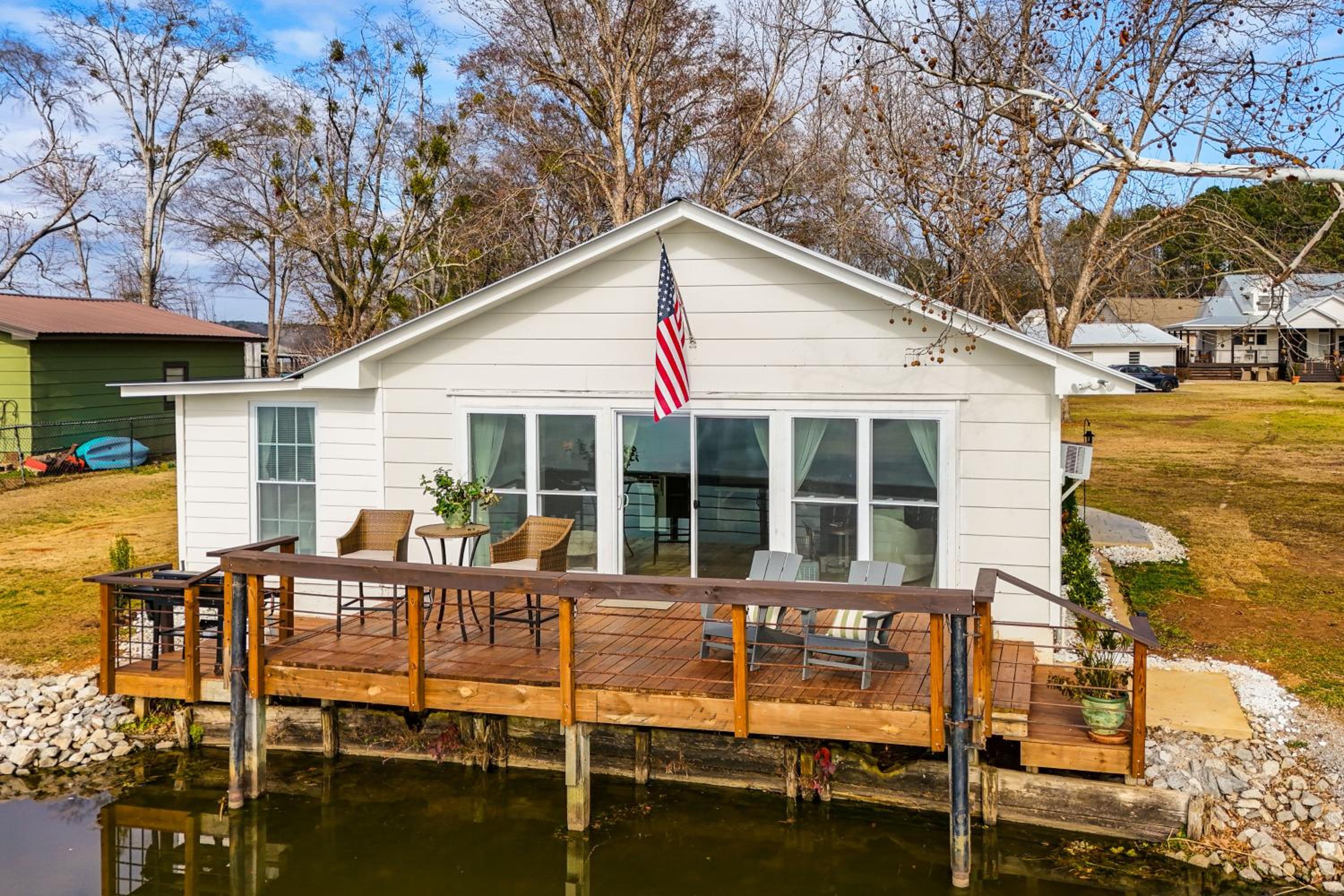 Cozy Cottage on Main Channel of Lay Lake