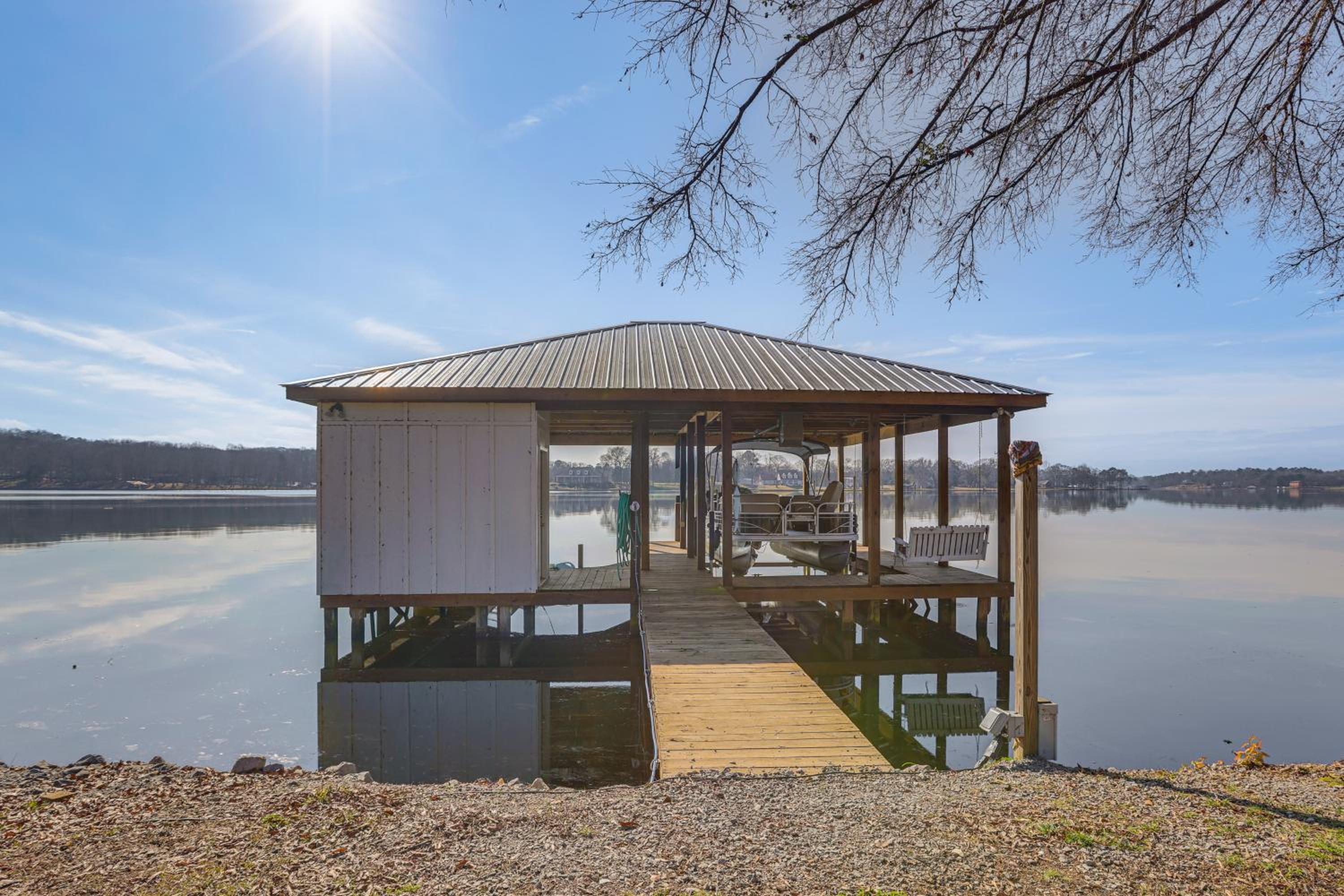 Cozy Cottage on Main Channel of Lay Lake