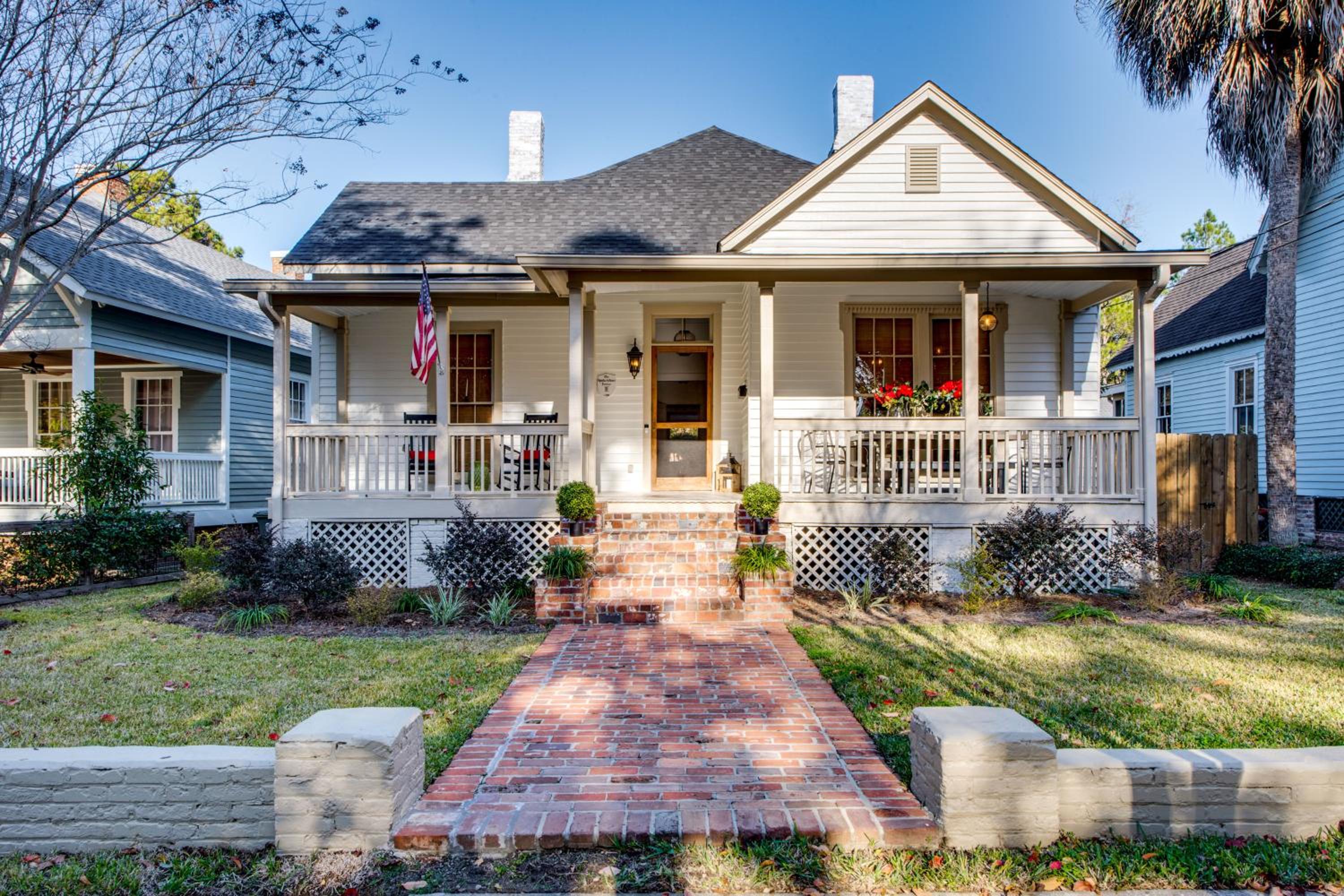 Walk to Broad St! Family Home in Historic District