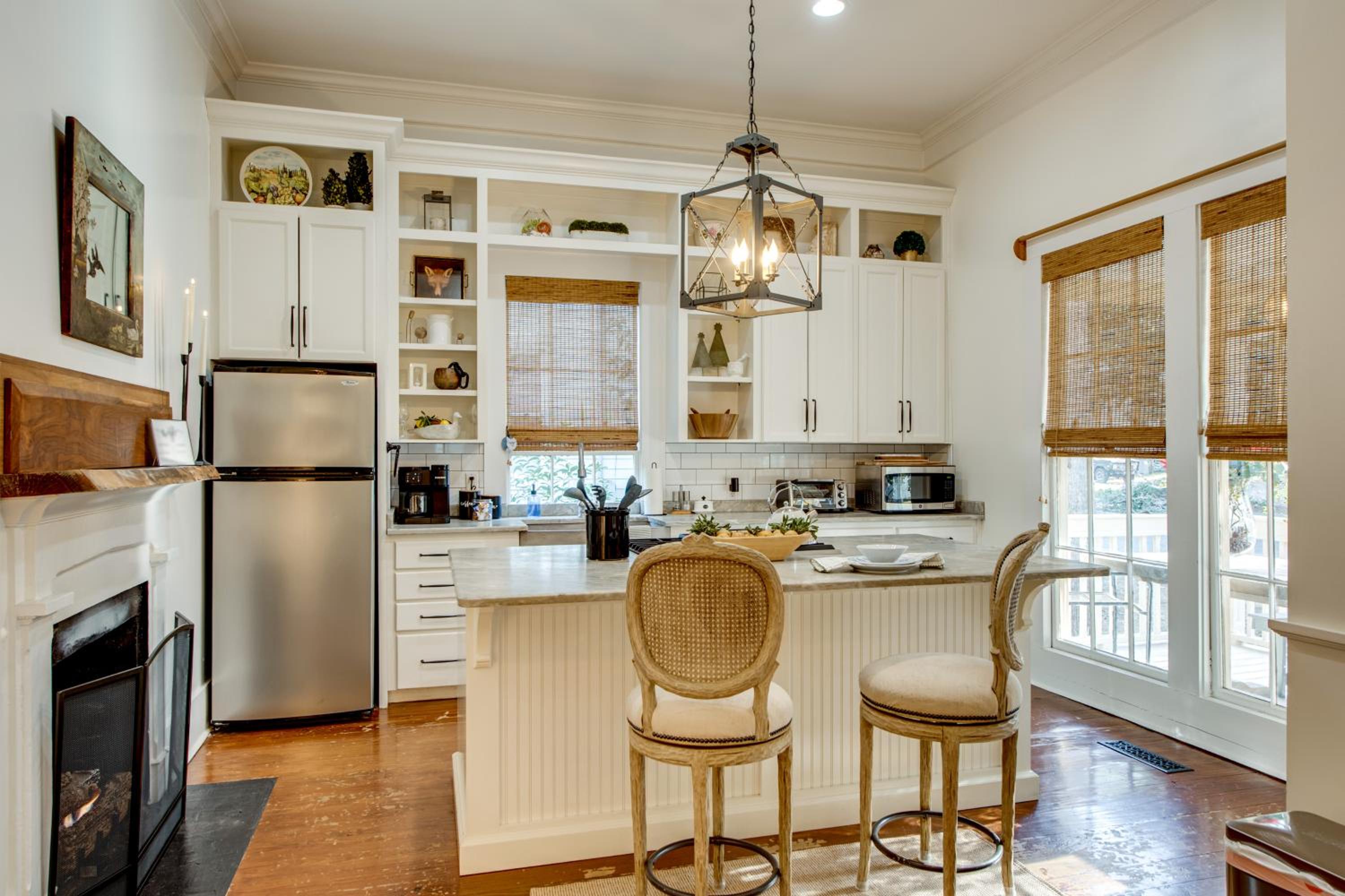 Walk to Broad St! Family Home in Historic District