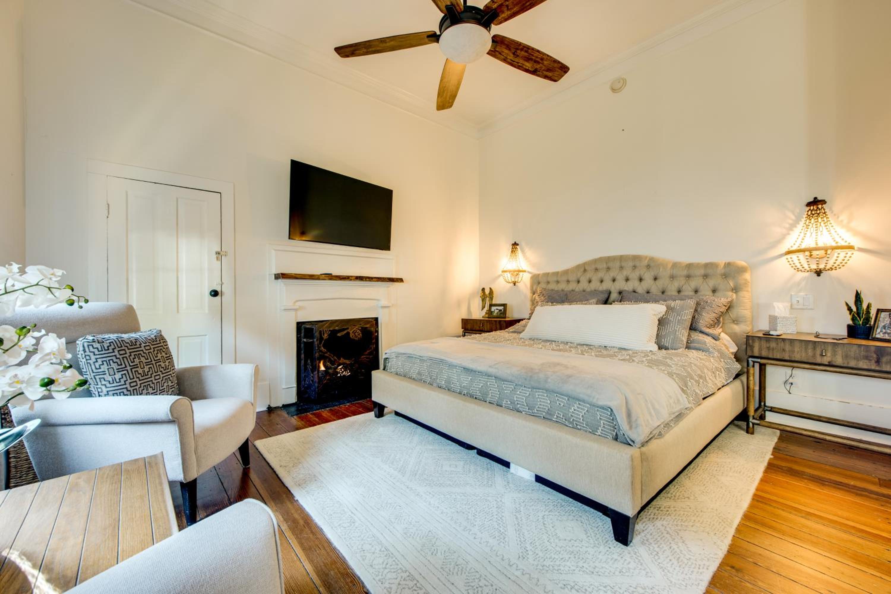 Walk to Broad St! Family Home in Historic District