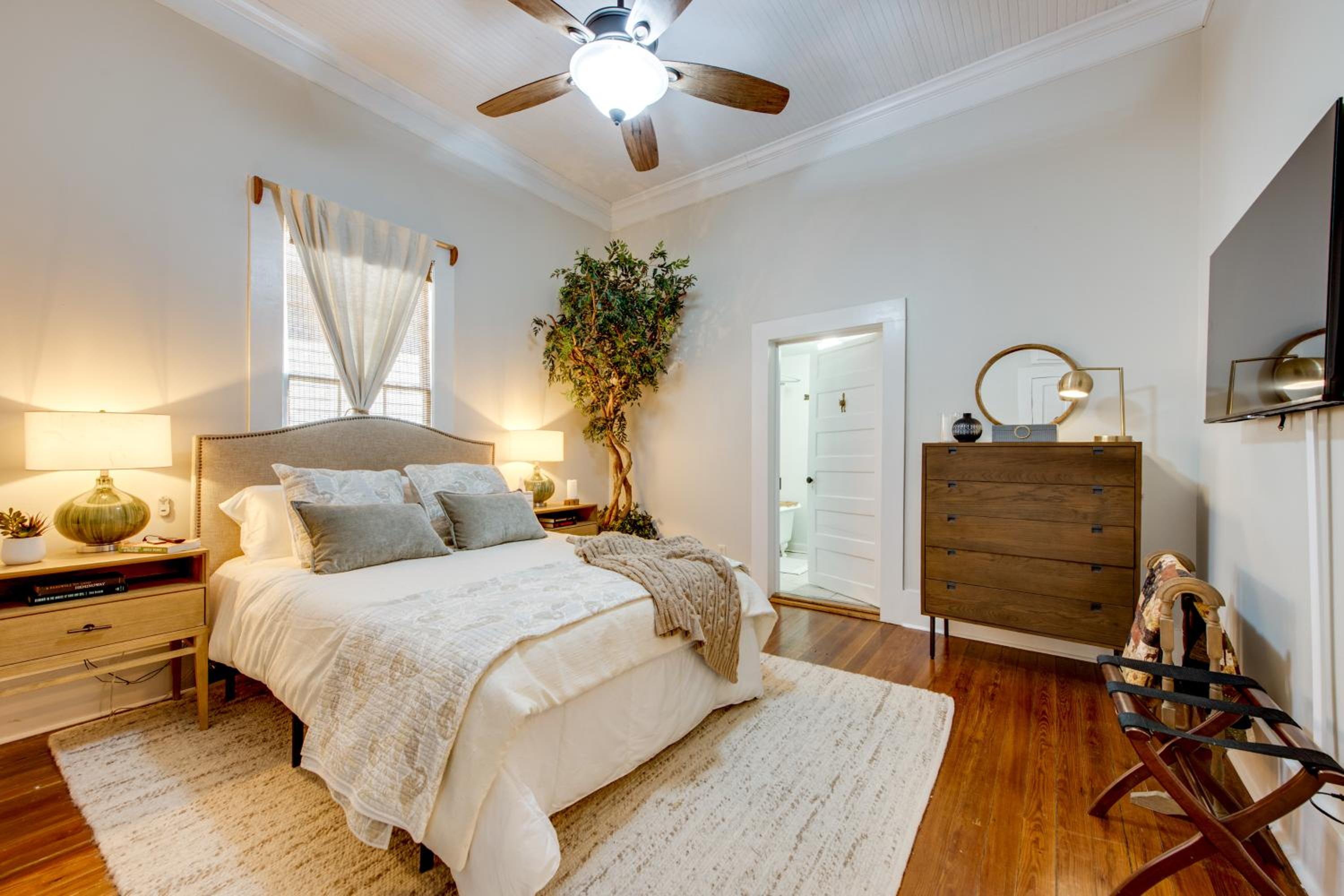 Walk to Broad St! Family Home in Historic District