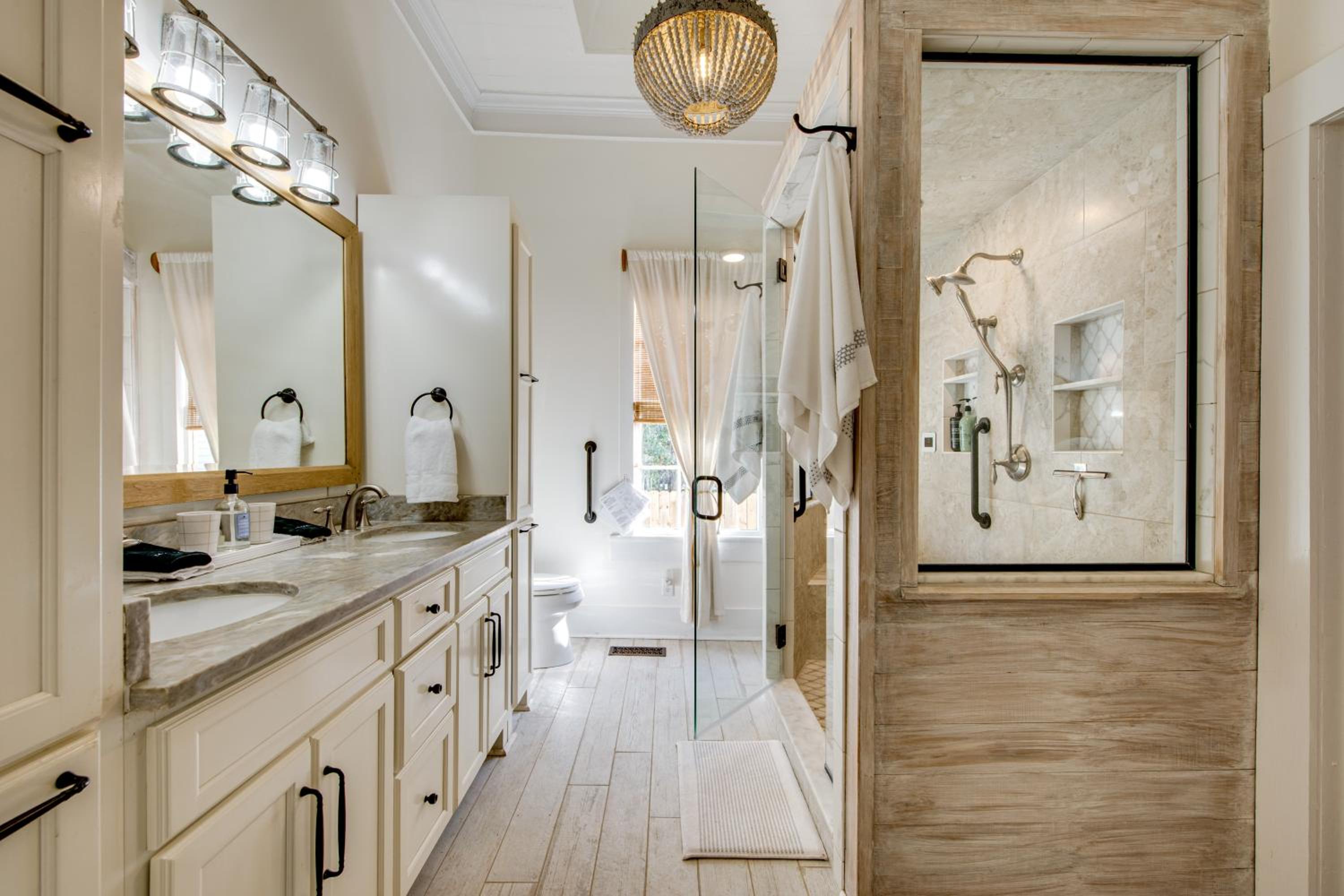 Walk to Broad St! Family Home in Historic District