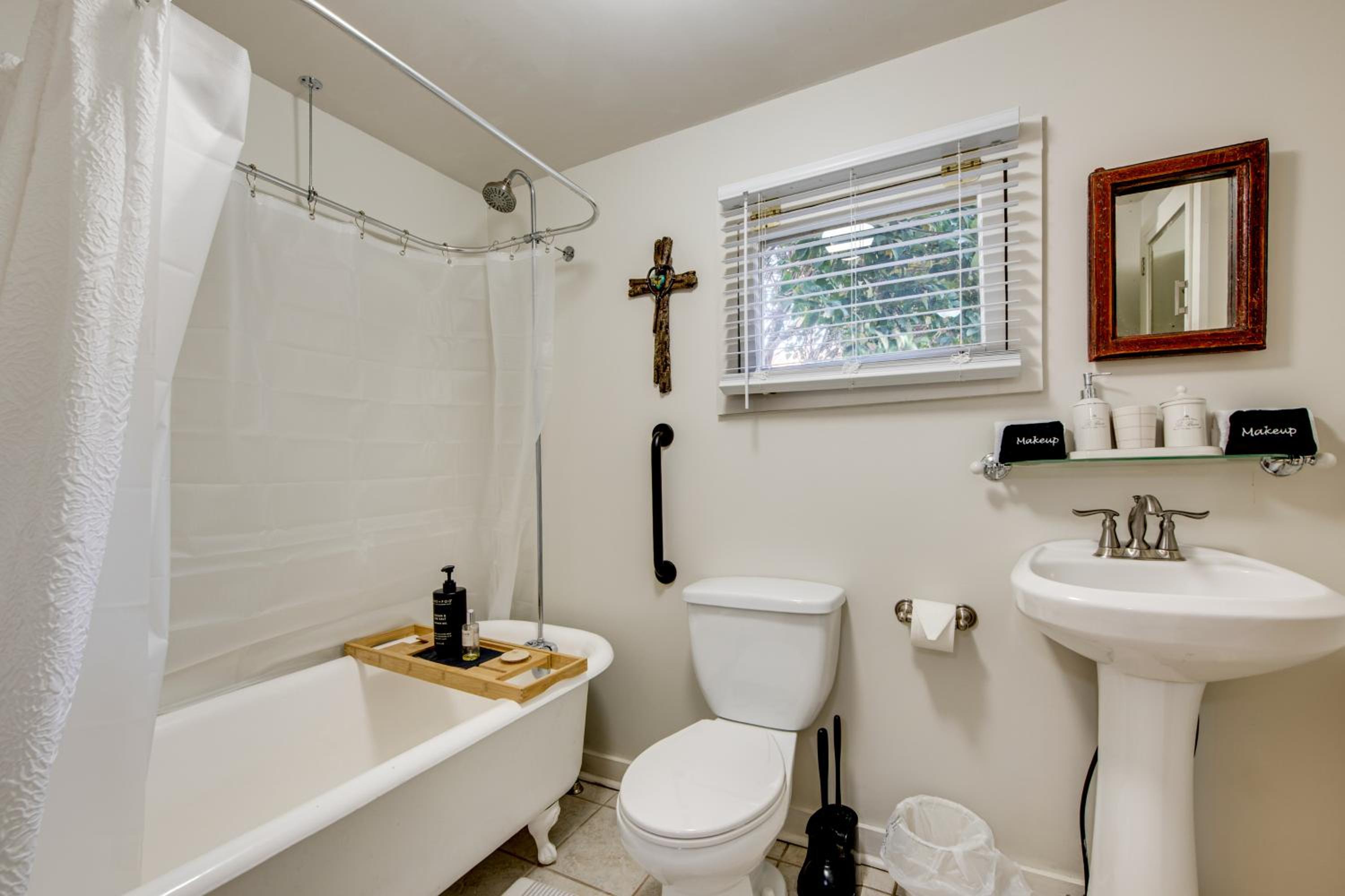 Walk to Broad St! Family Home in Historic District