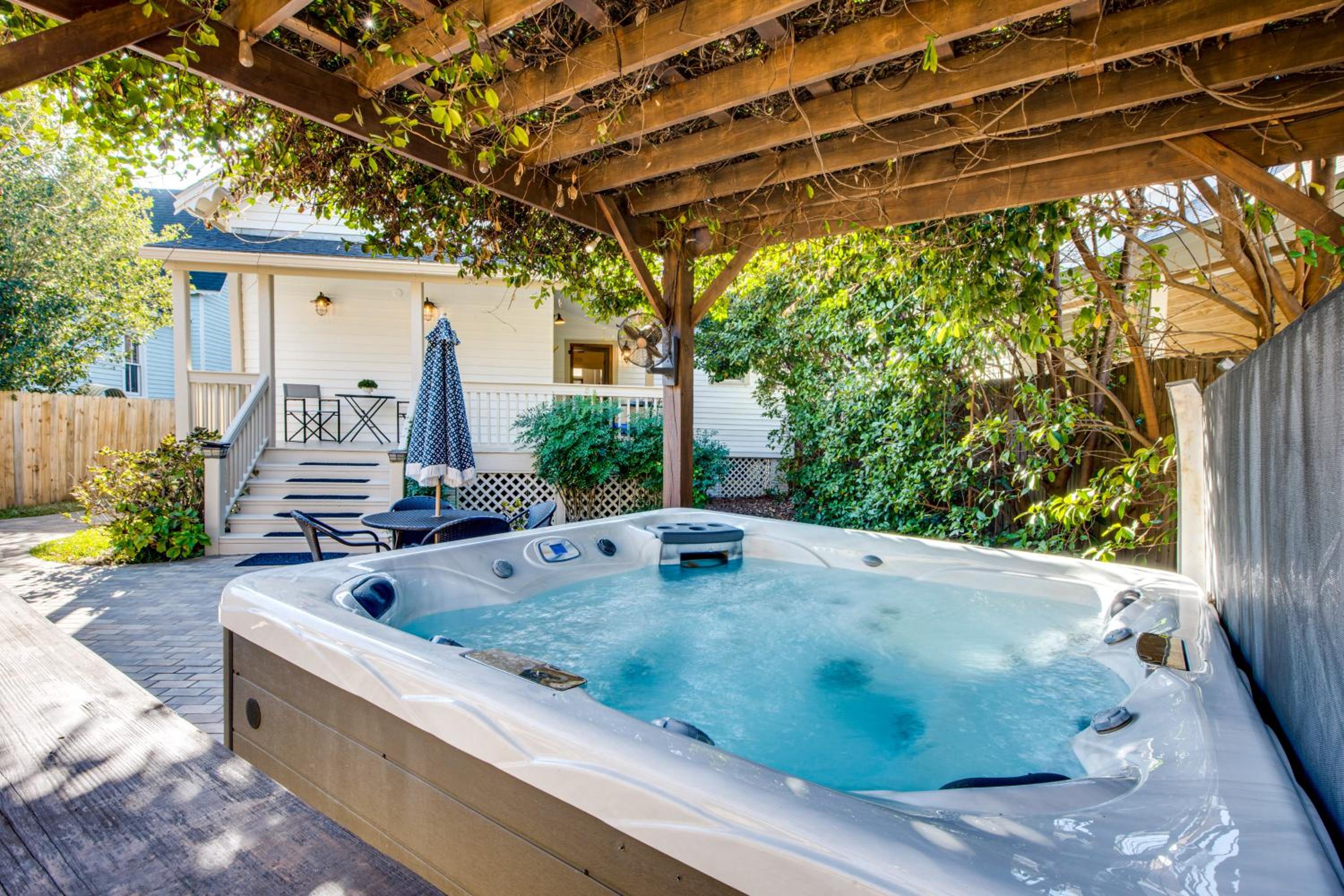 Walk to Broad St! Family Home in Historic District
