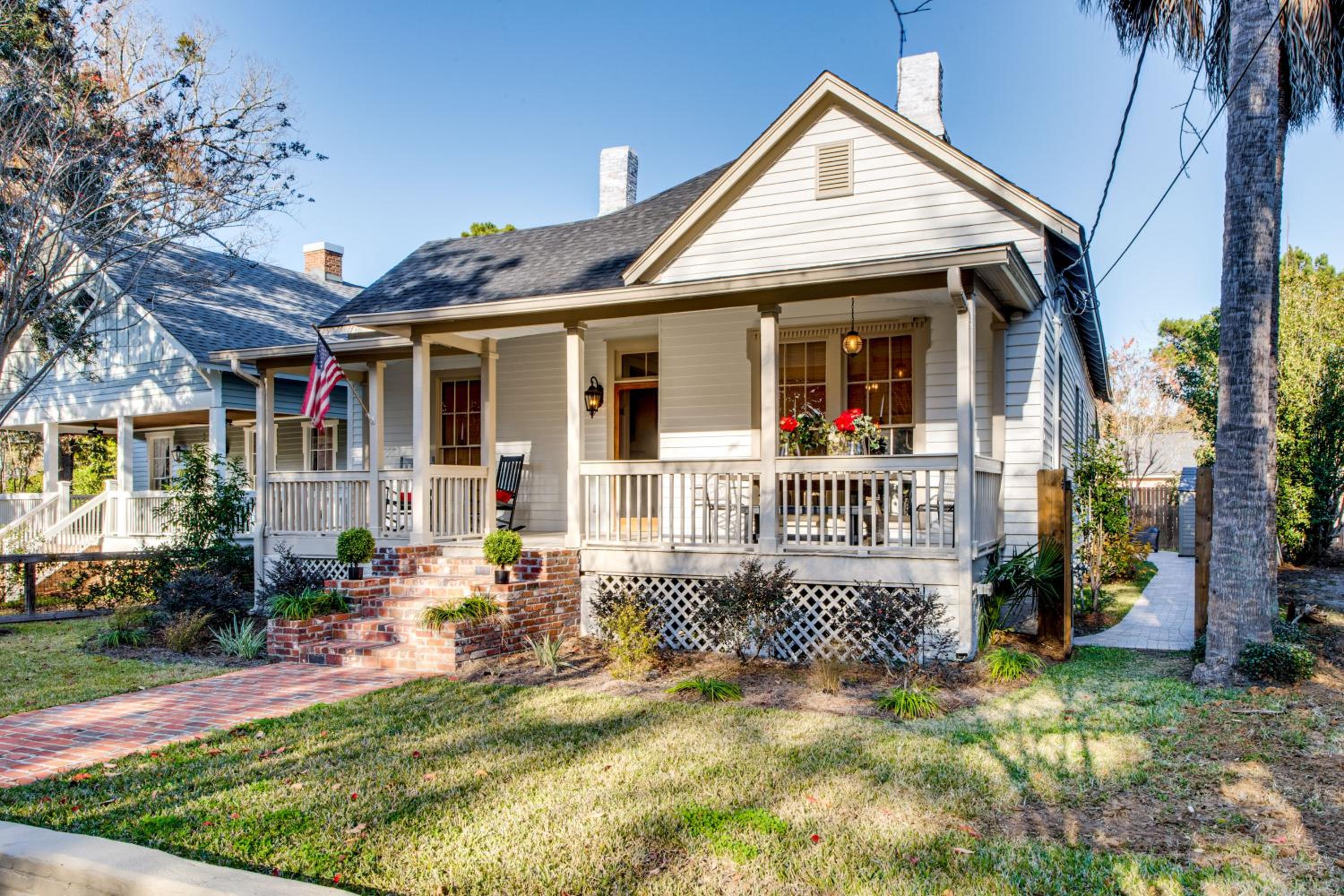 Walk to Broad St! Family Home in Historic District