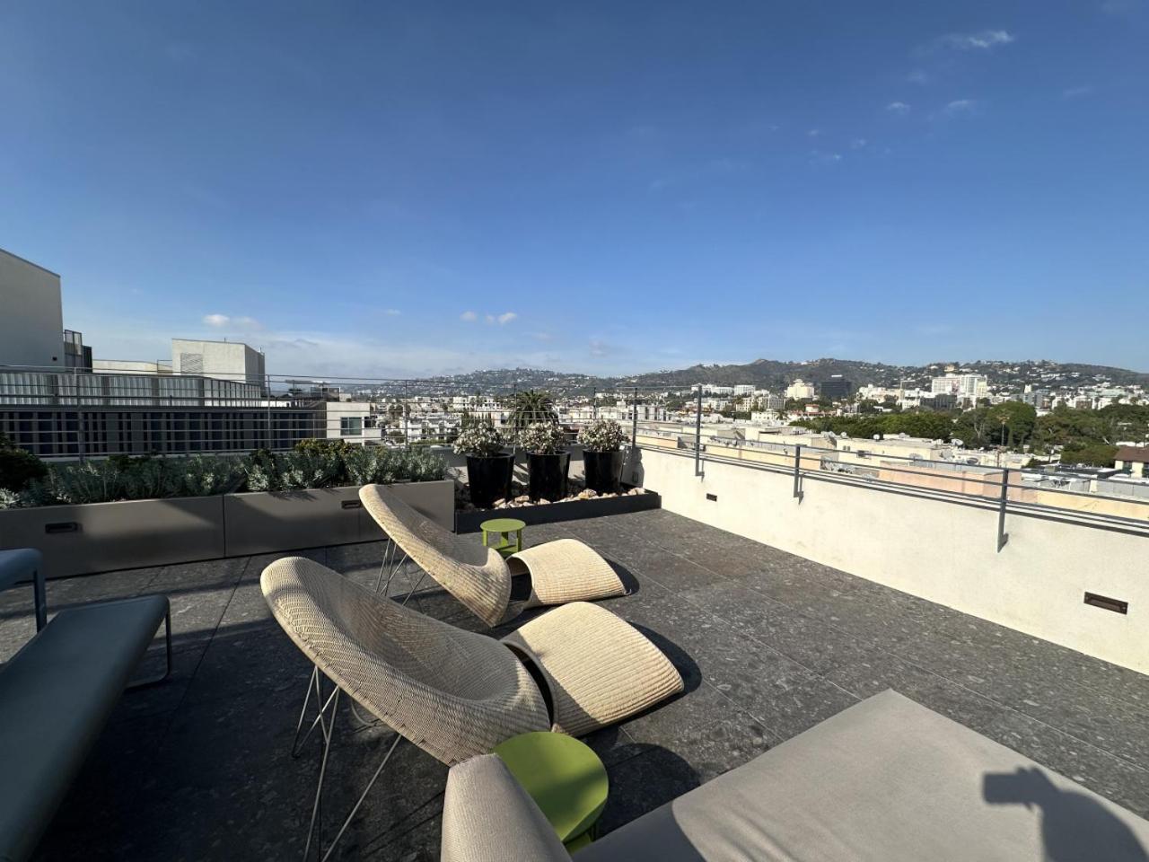 Hollywood Escape! Elegant 2BR 2BA Rental