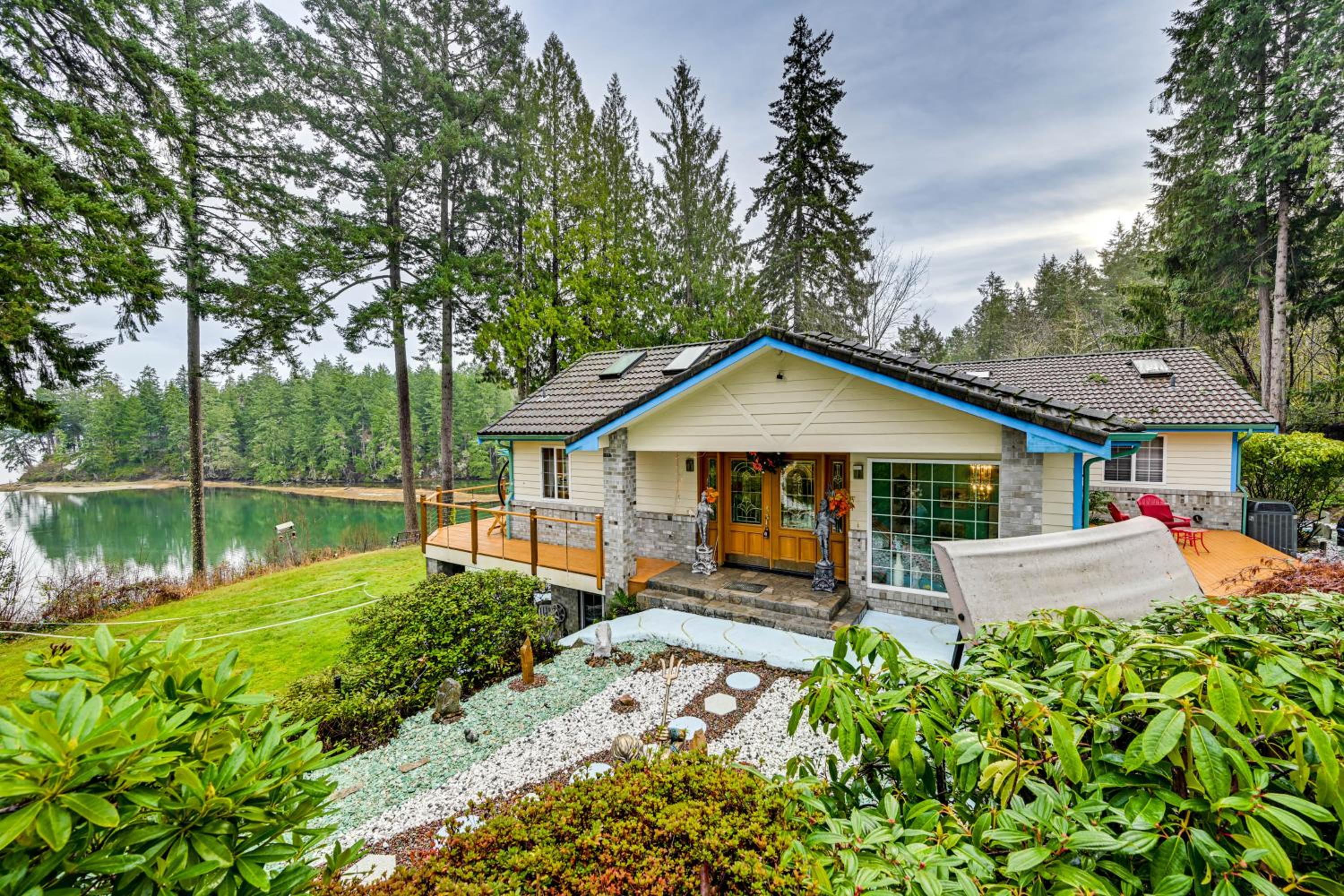Steps to Shore Seaside Olympia Retreat with Hot Tub