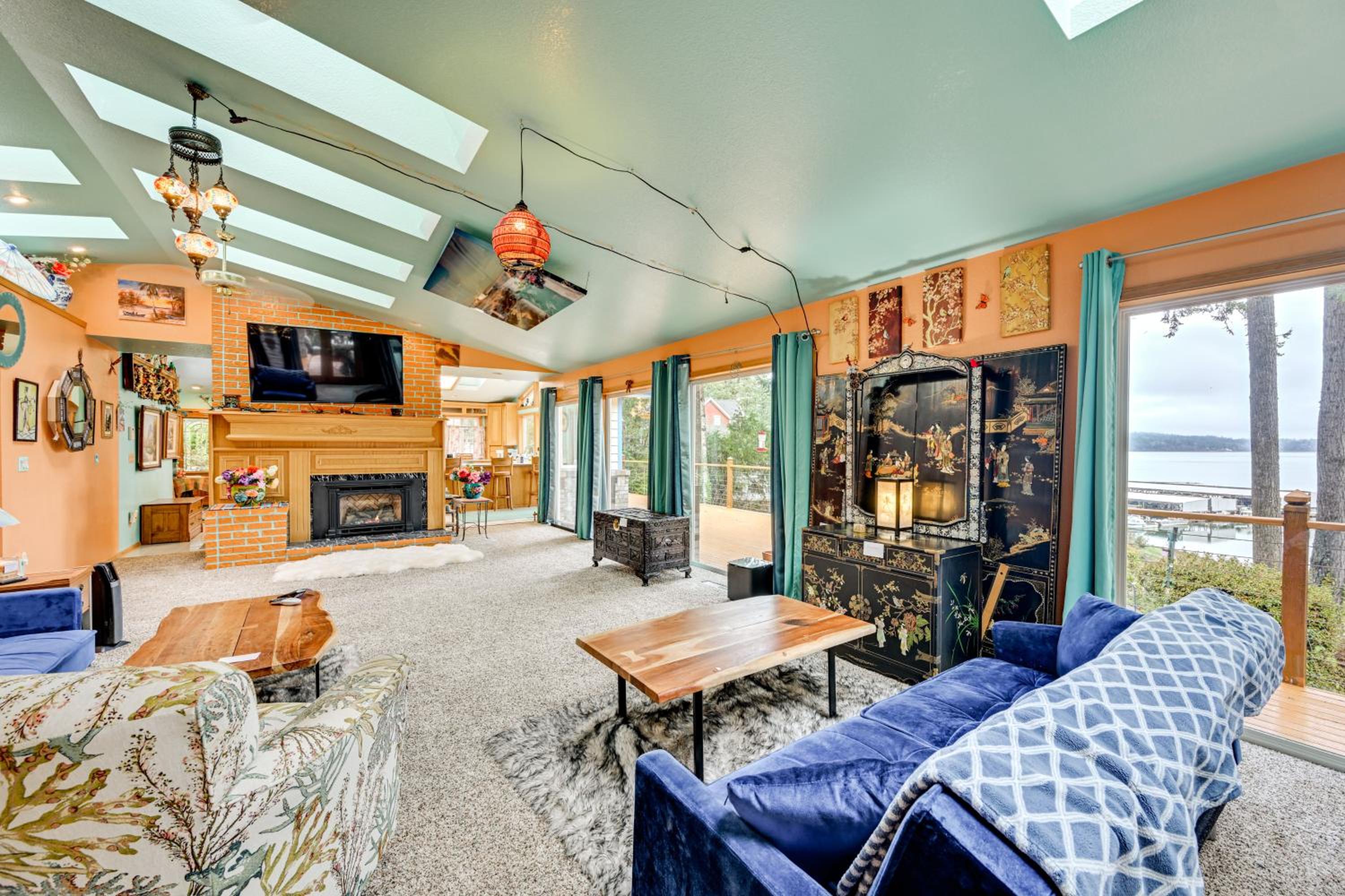 Steps to Shore Seaside Olympia Retreat with Hot Tub