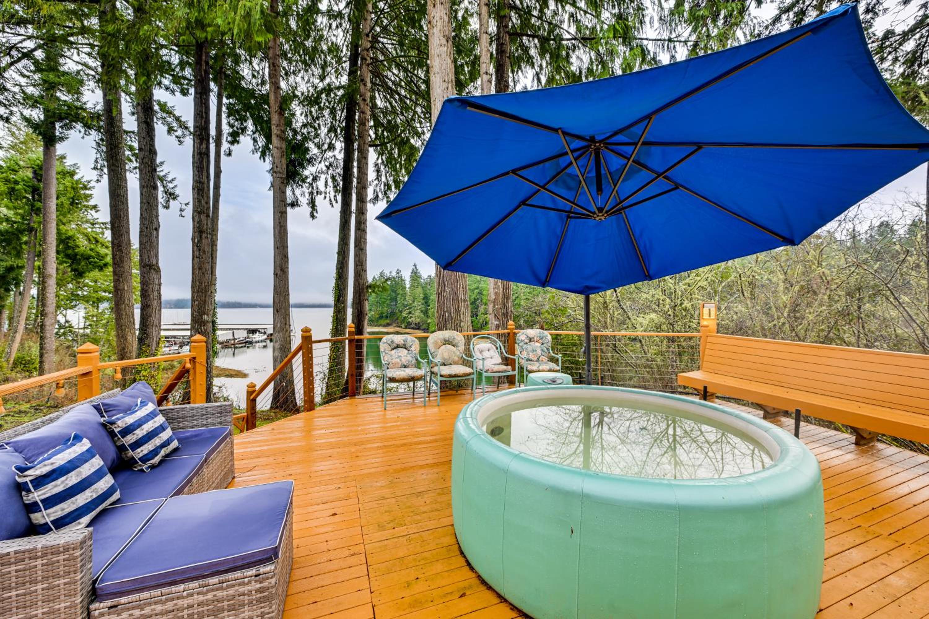 Steps to Shore Seaside Olympia Retreat with Hot Tub