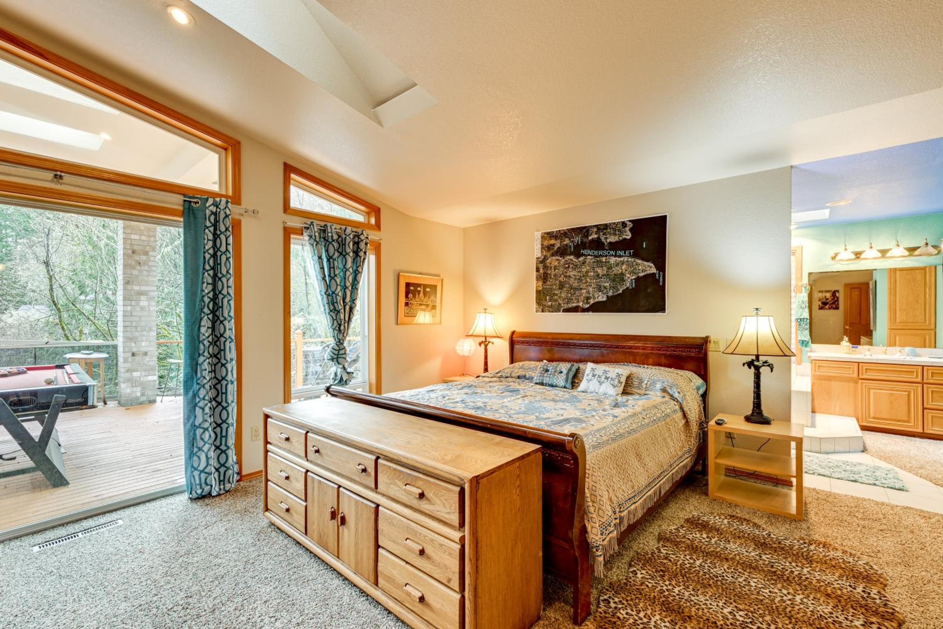 Steps to Shore Seaside Olympia Retreat with Hot Tub