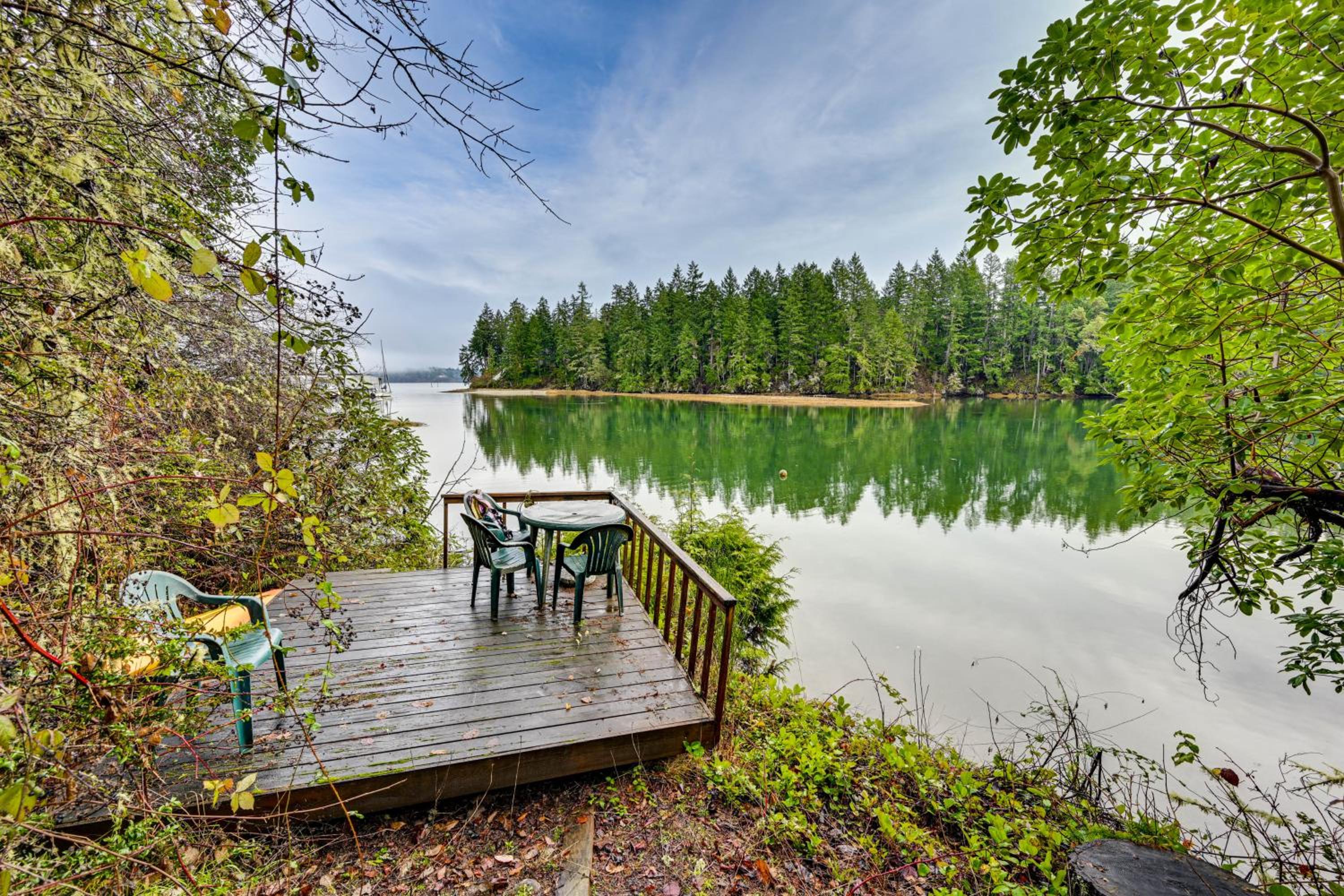 Steps to Shore Seaside Olympia Retreat with Hot Tub