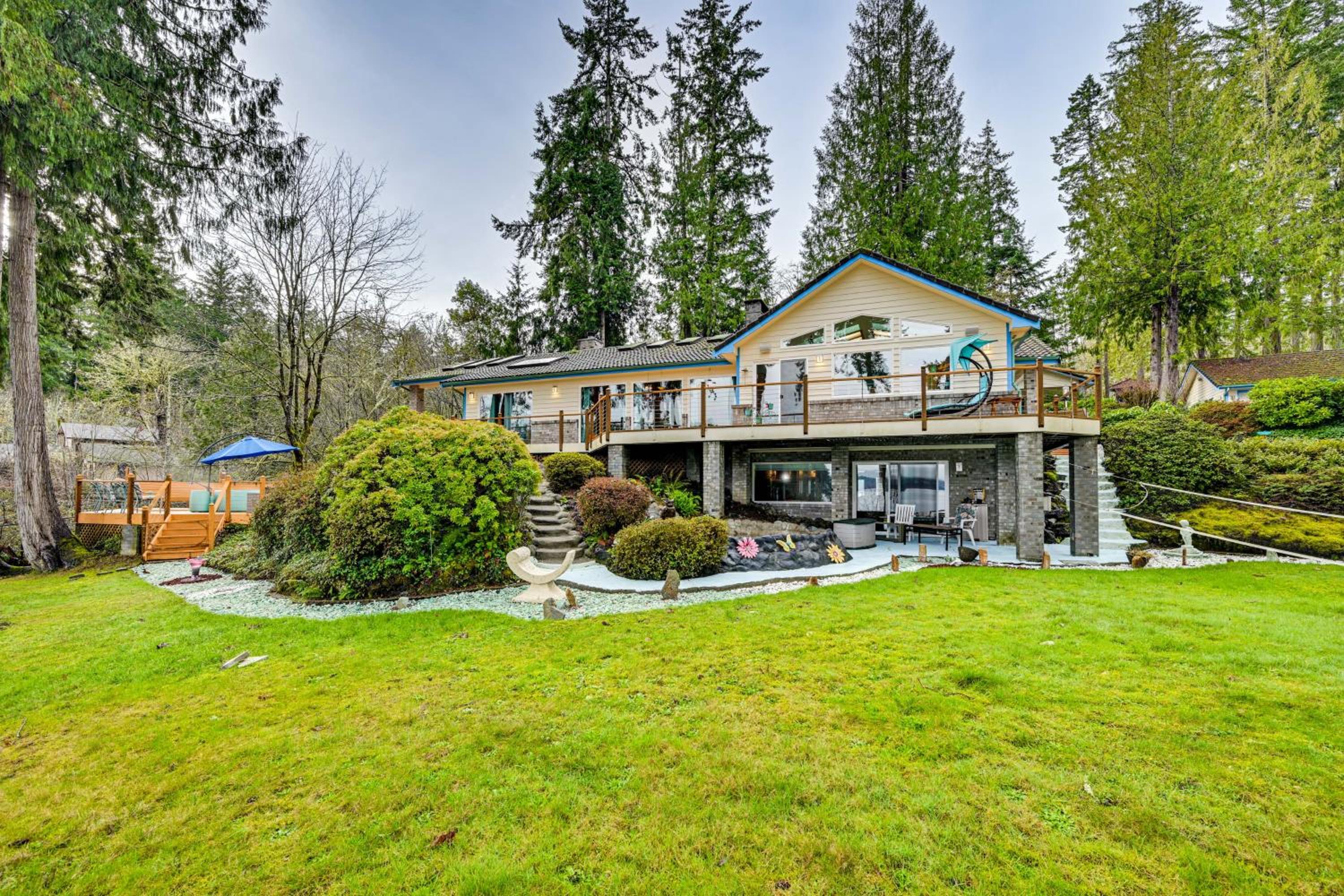 Steps to Shore Seaside Olympia Retreat with Hot Tub