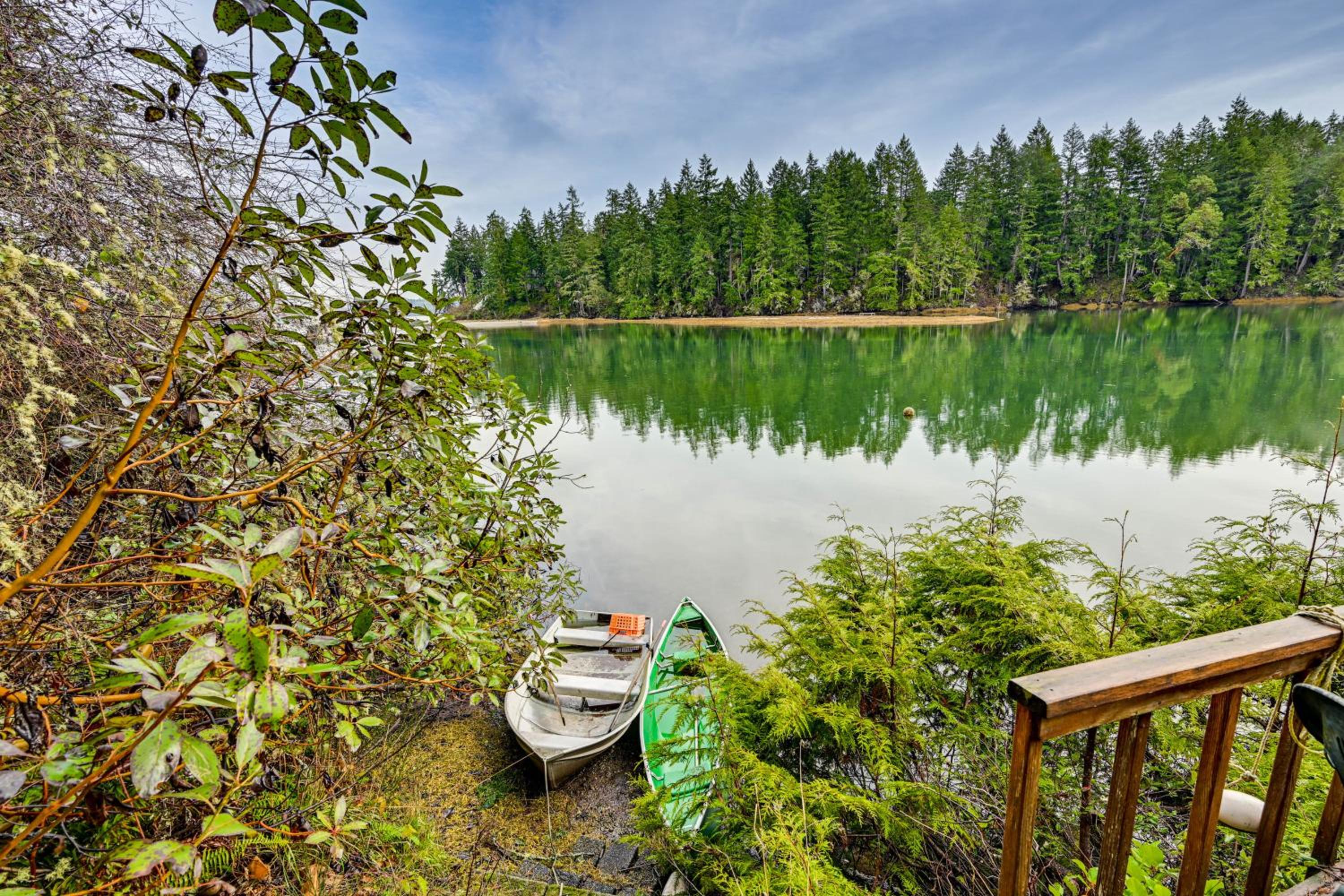 Steps to Shore Seaside Olympia Retreat with Hot Tub