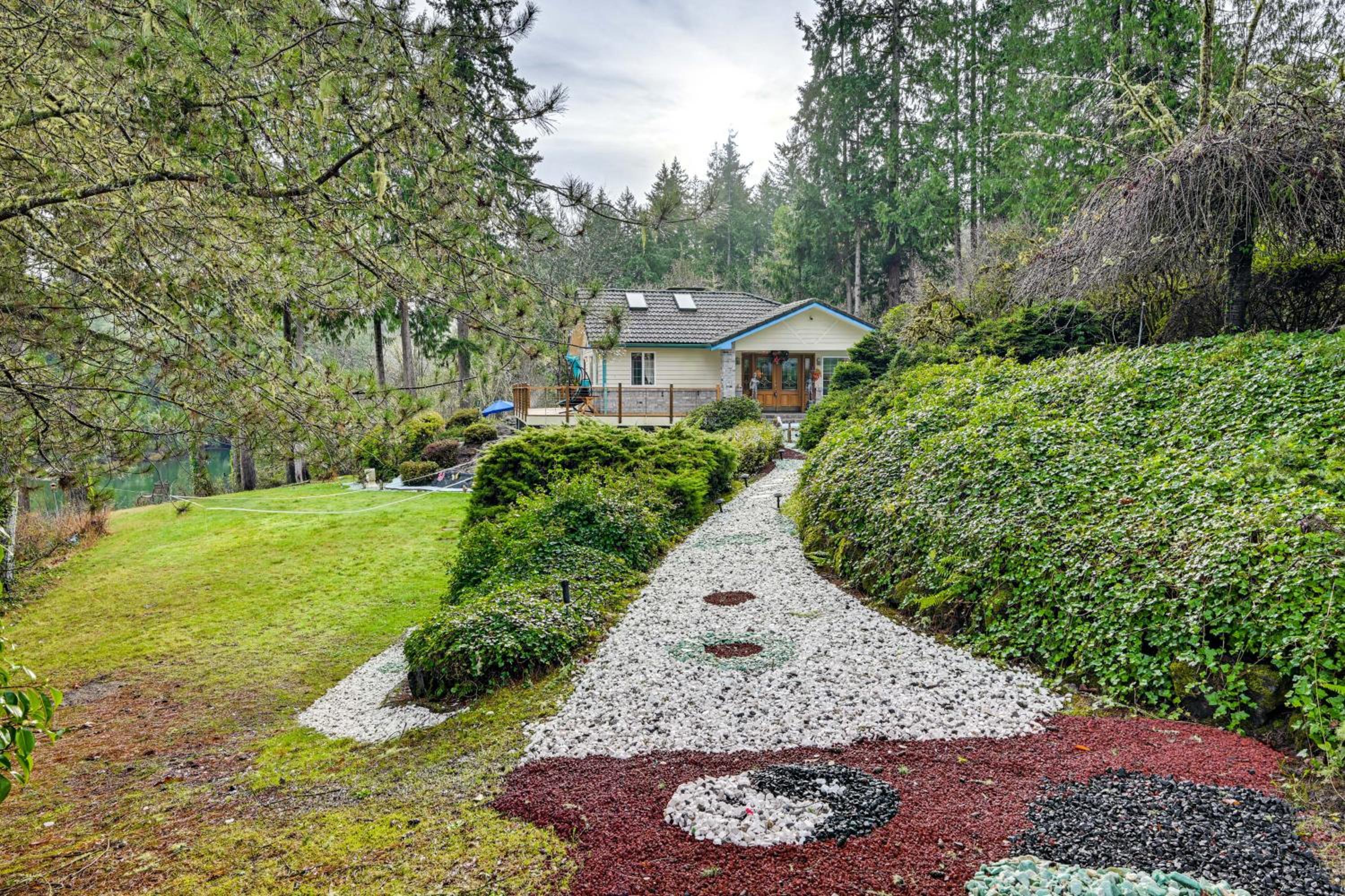 Steps to Shore Seaside Olympia Retreat with Hot Tub
