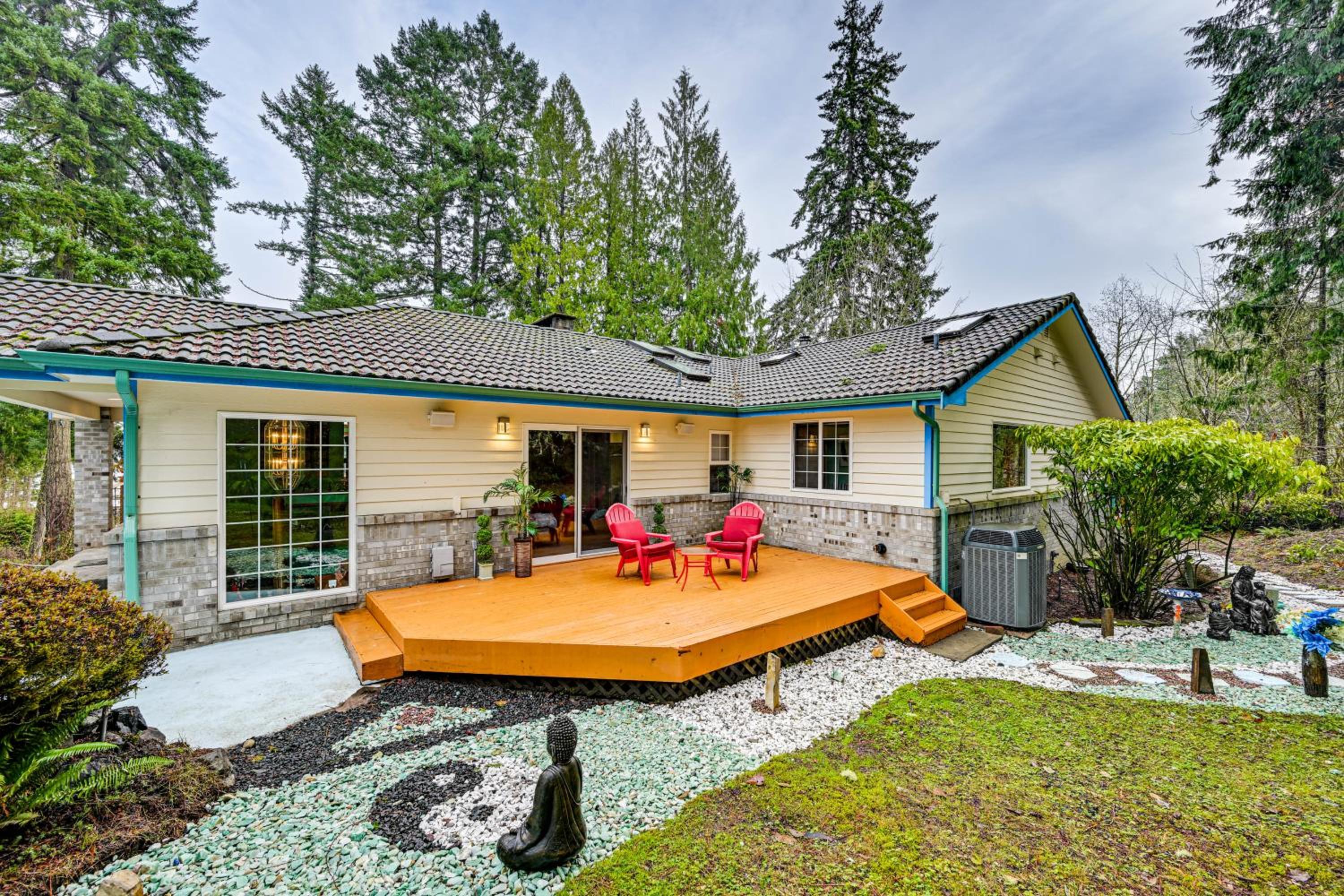 Steps to Shore Seaside Olympia Retreat with Hot Tub