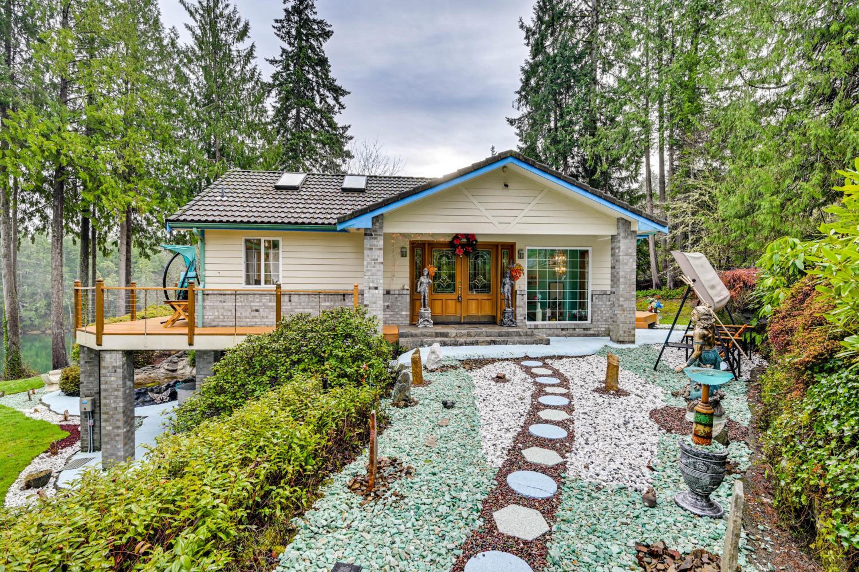 Steps to Shore Seaside Olympia Retreat with Hot Tub