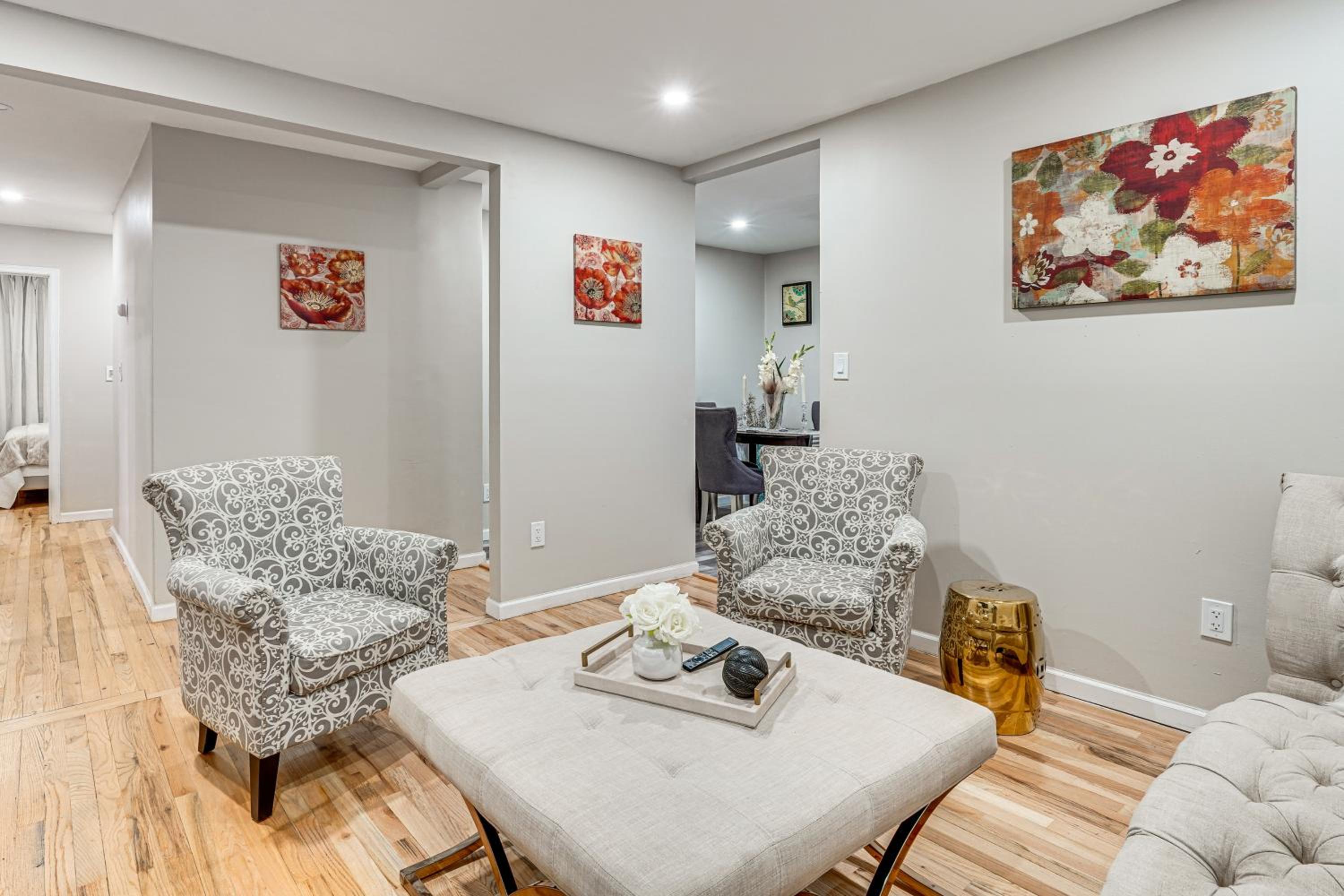 Shop, Hike, Golf and Swim Inviting Deer Park Escape