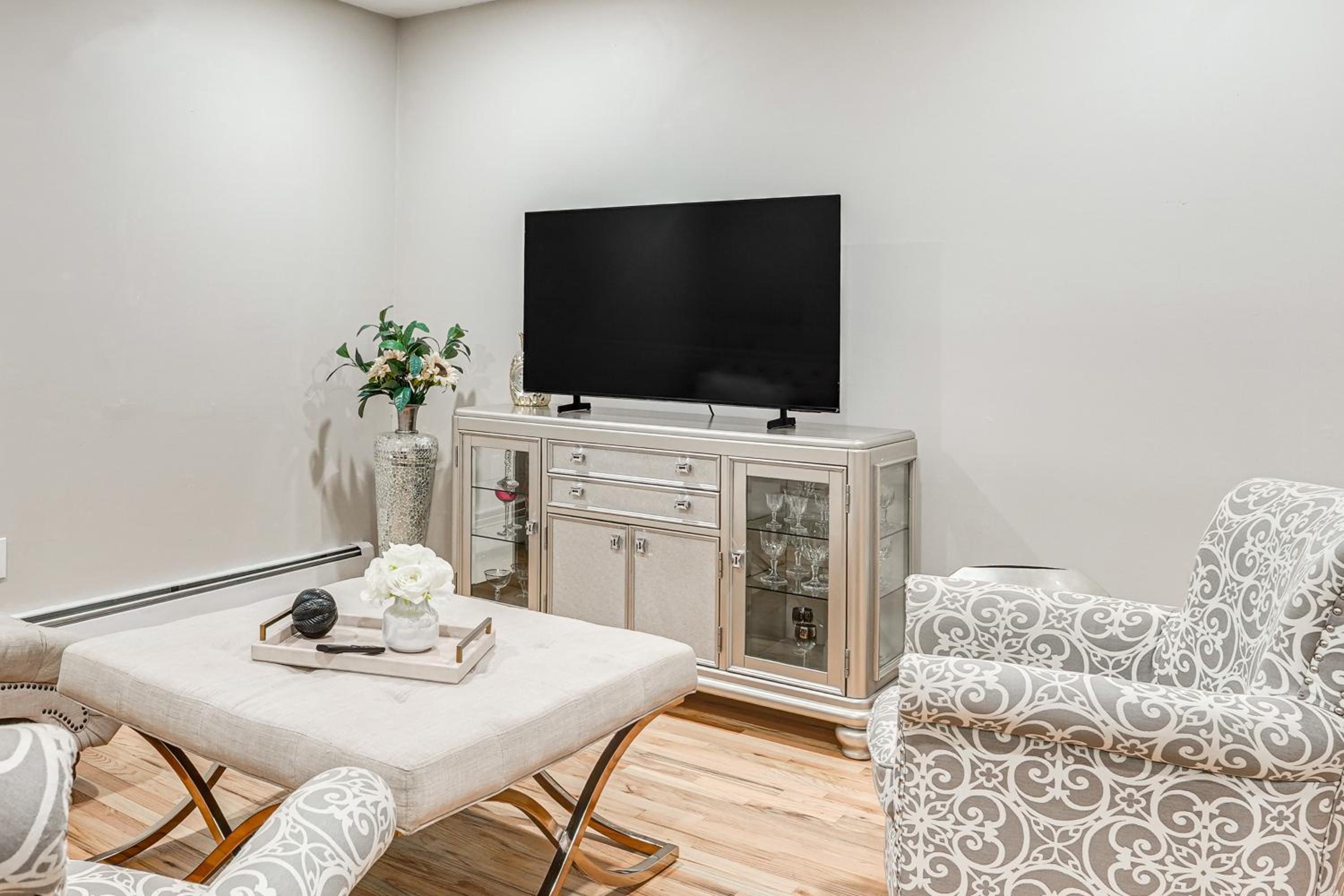 Shop, Hike, Golf and Swim Inviting Deer Park Escape