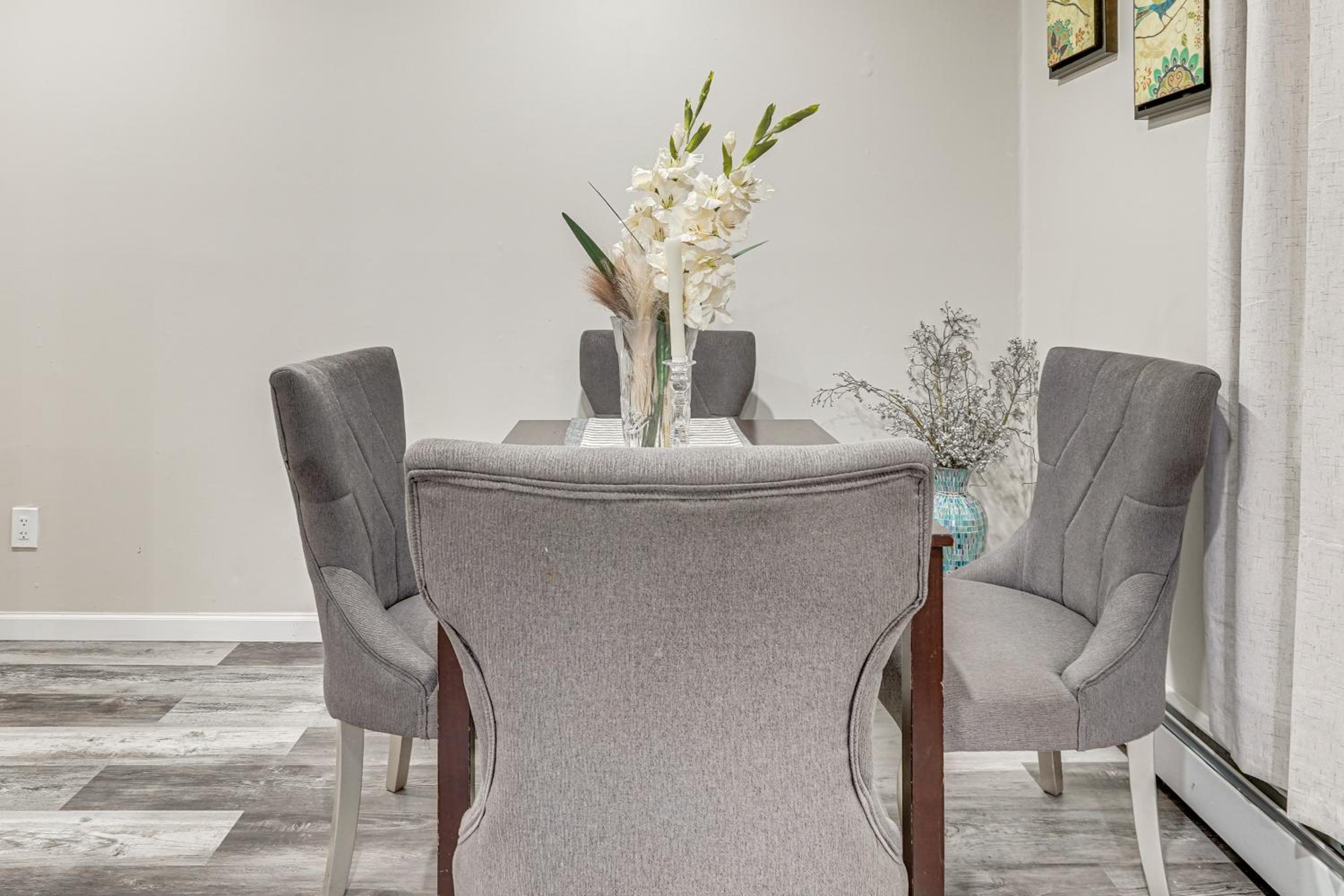 Shop, Hike, Golf and Swim Inviting Deer Park Escape
