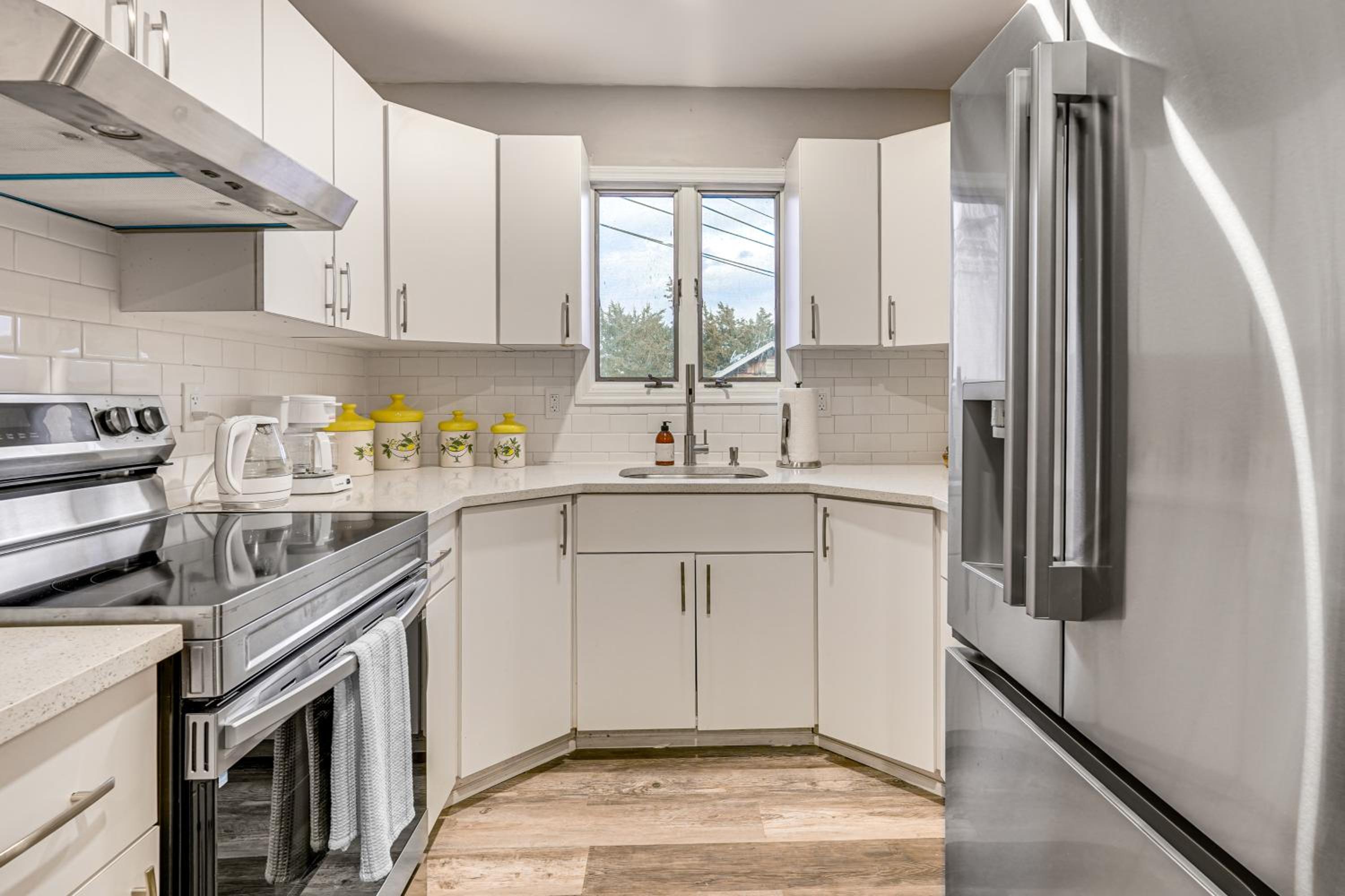 Shop, Hike, Golf and Swim Inviting Deer Park Escape