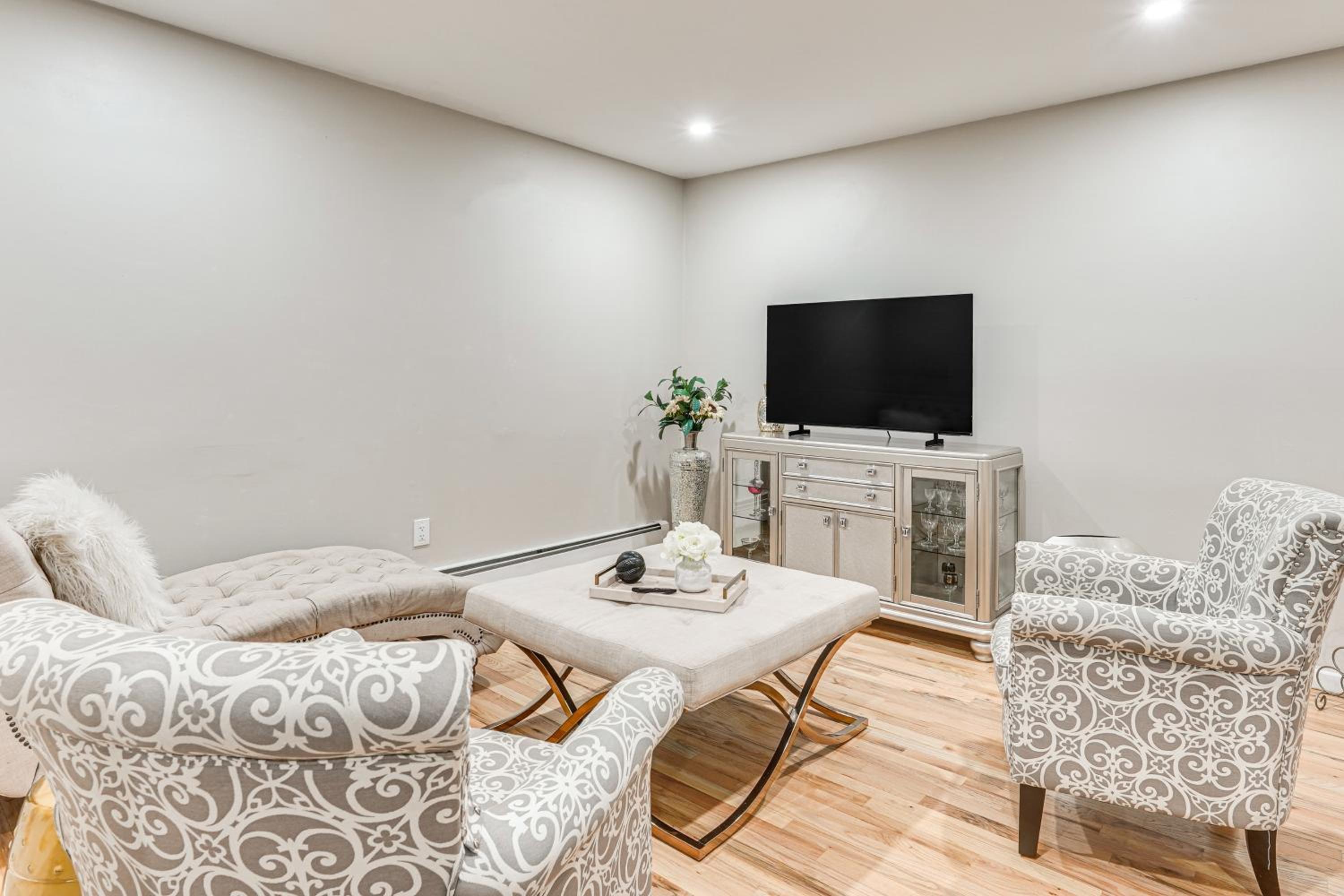 Shop, Hike, Golf and Swim Inviting Deer Park Escape