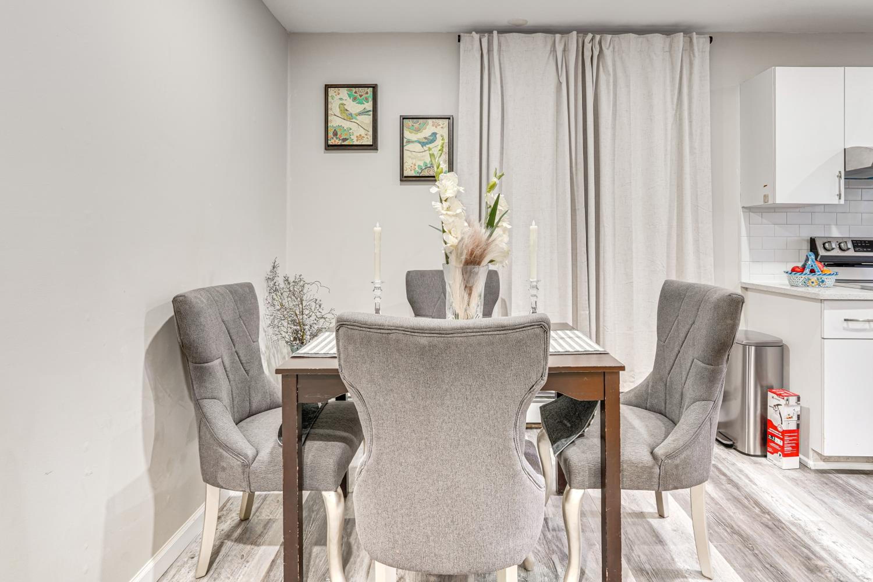 Shop, Hike, Golf and Swim Inviting Deer Park Escape